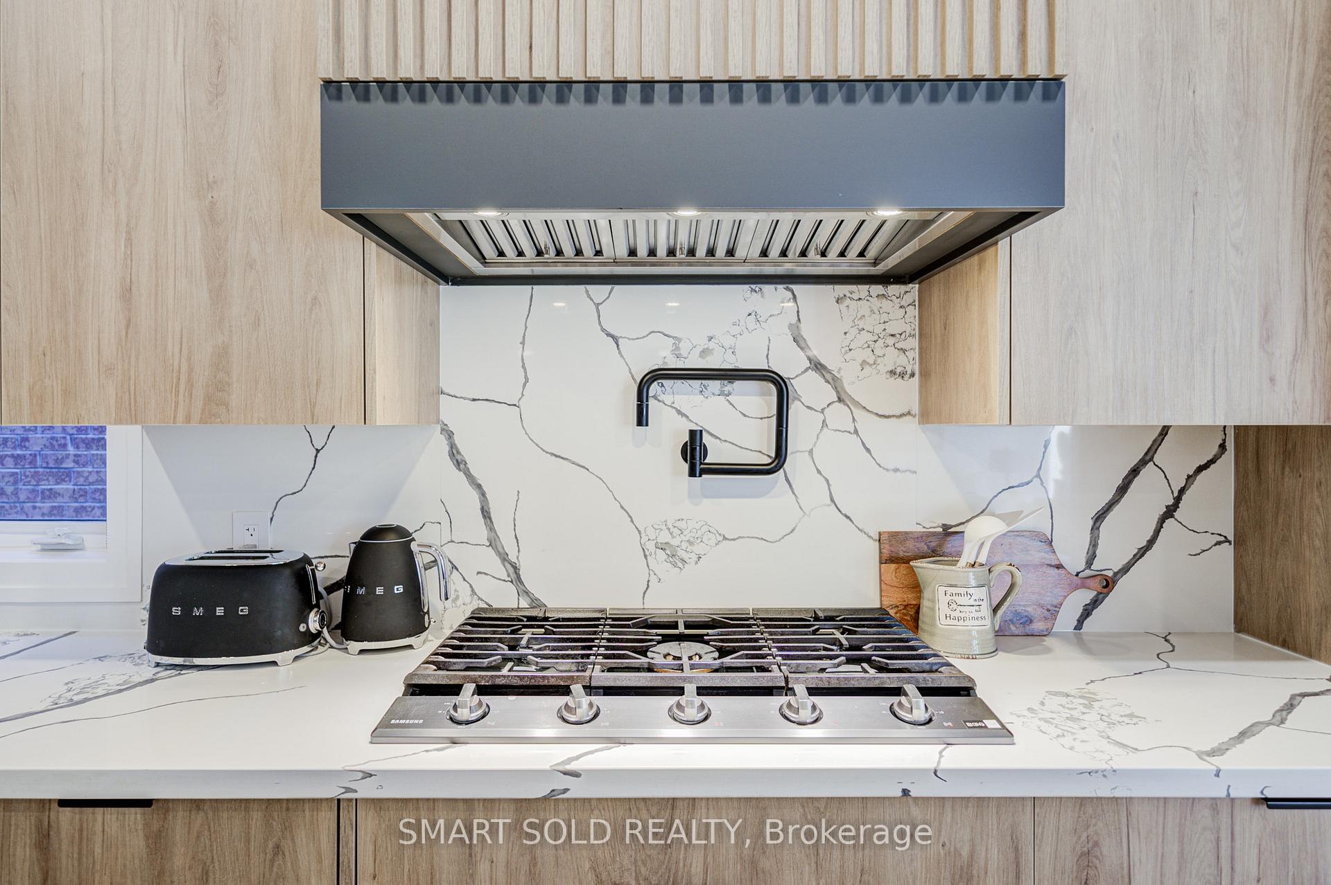Photo 17 of 35 Bentoak Crescent, Vaughan, Patterson — HOMEH