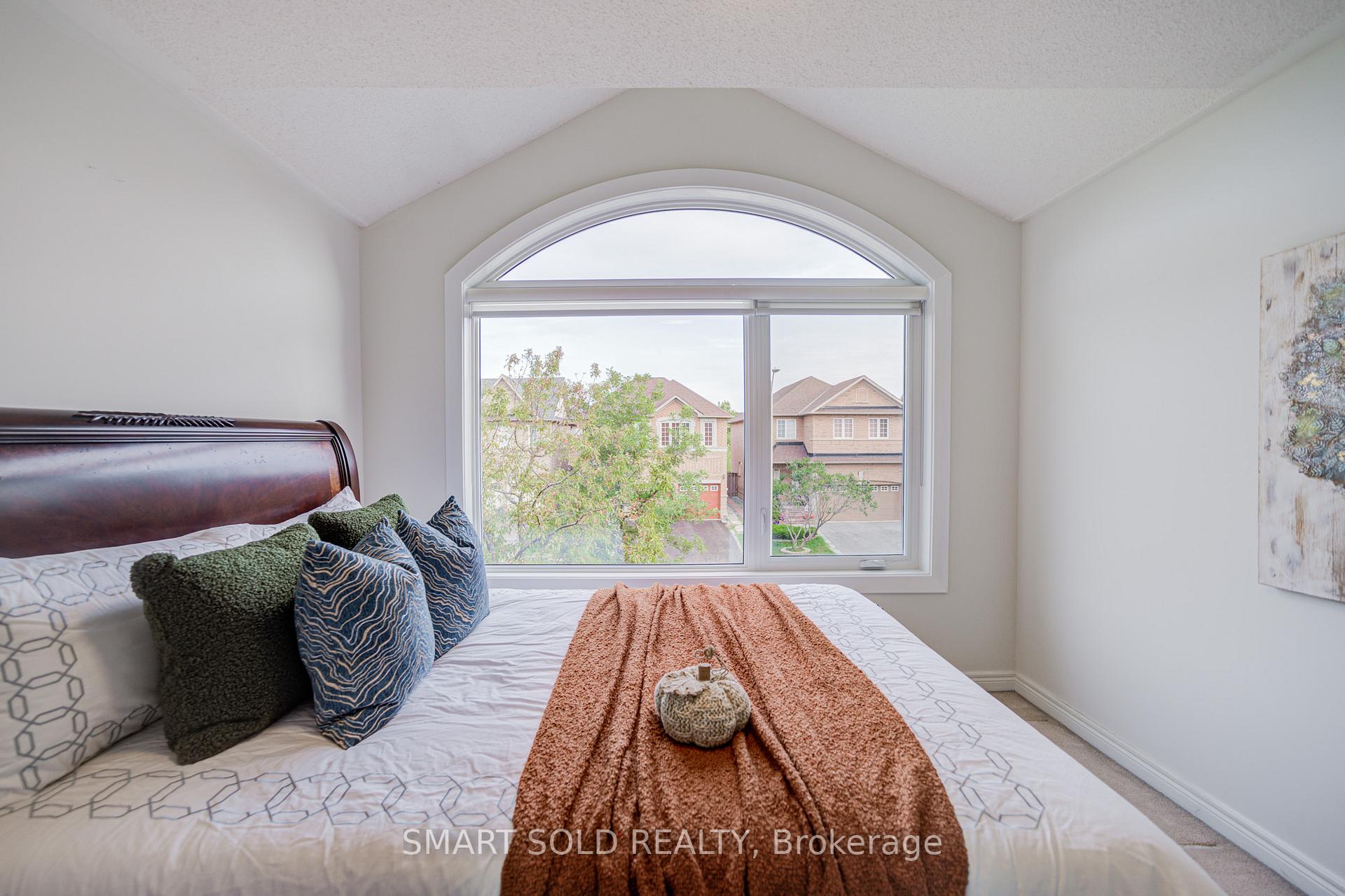 Photo 36 of 35 Bentoak Crescent, Vaughan, Patterson — HOMEH