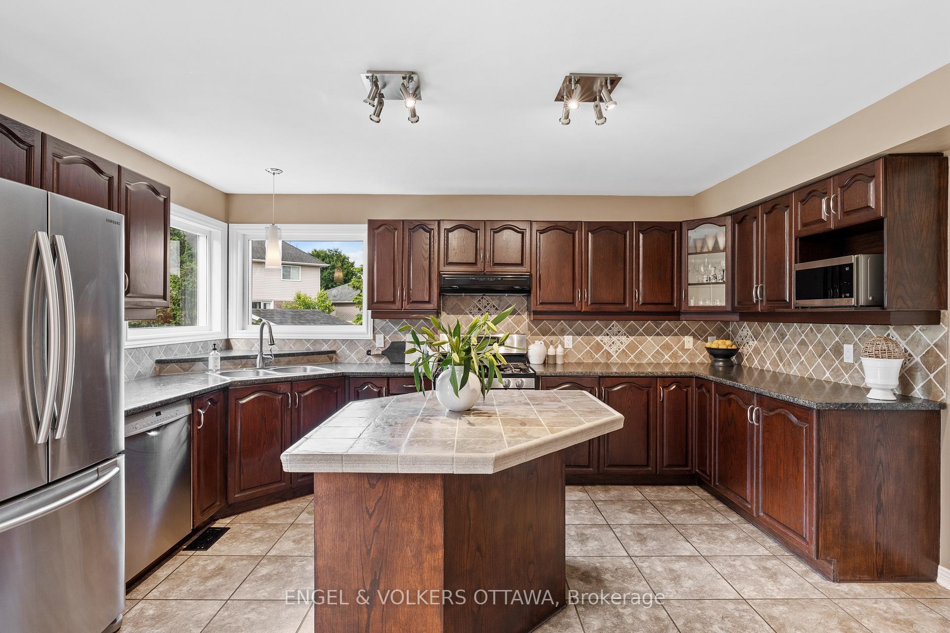 Photo 20 of 804 Covehead Crescent, Ottawa, Riverside South/Gloucester Glen — HOMEH