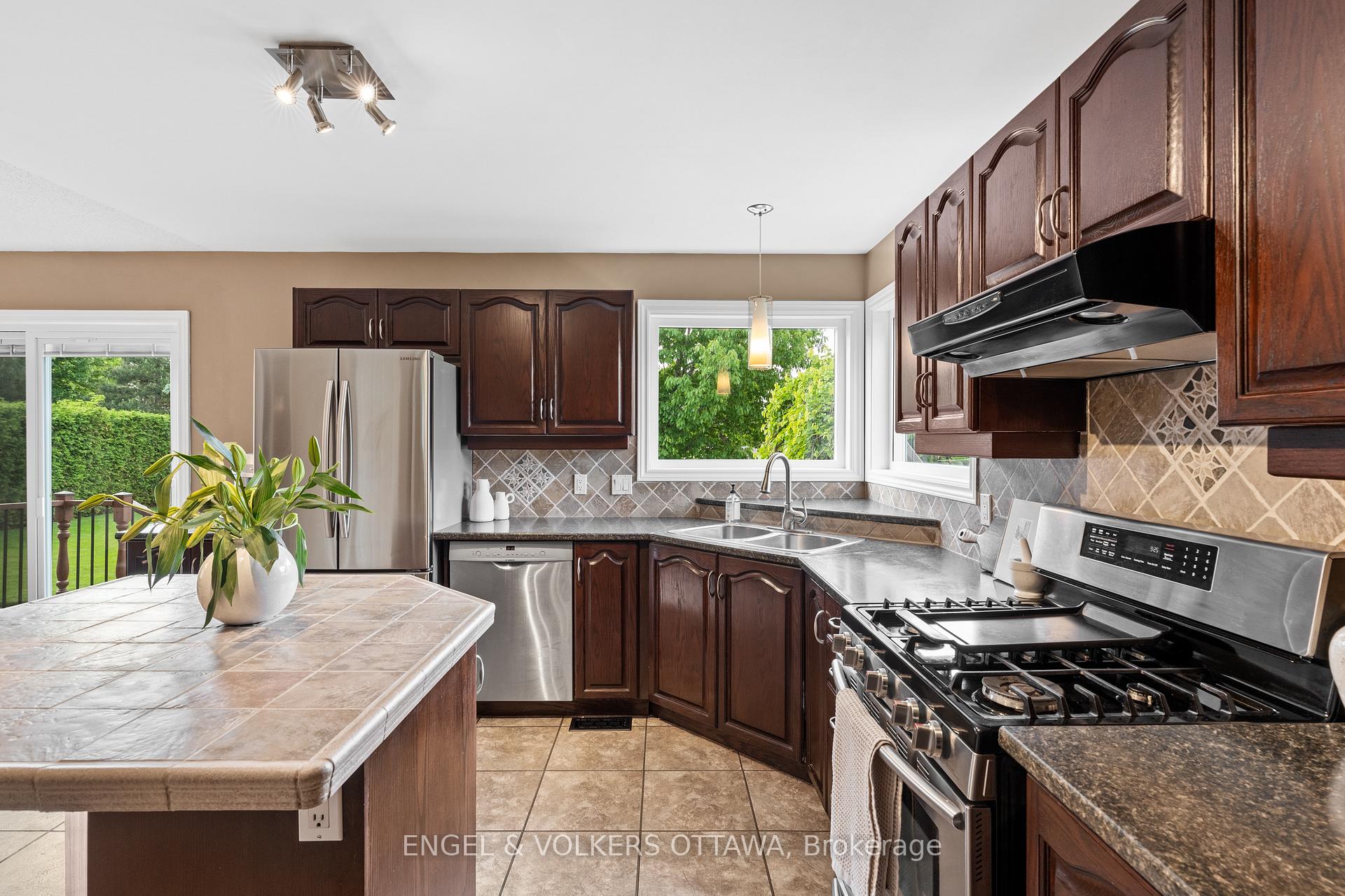 Photo 13 of 804 Covehead Crescent, Ottawa, Riverside South/Gloucester Glen — HOMEH