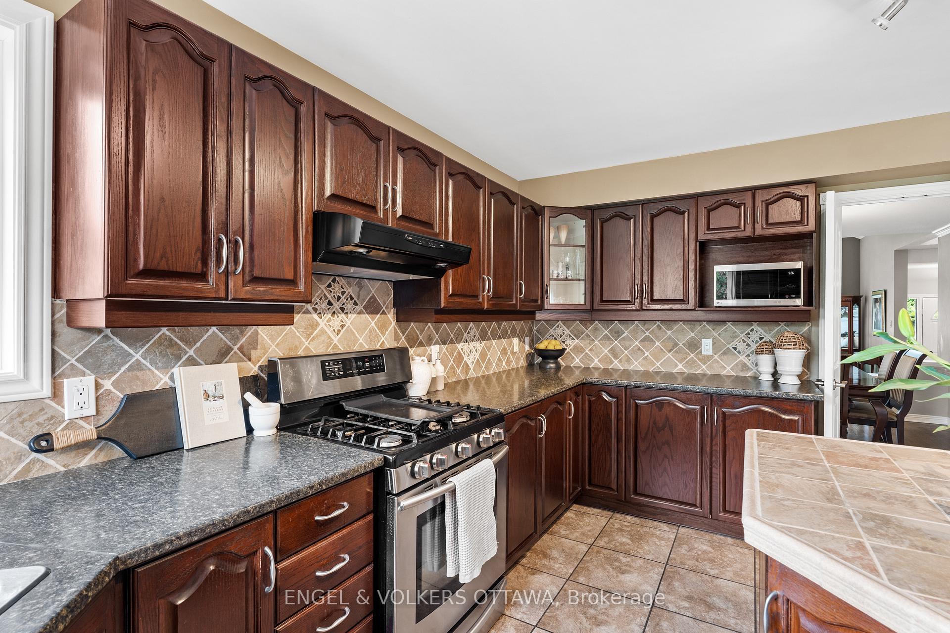 Photo 14 of 804 Covehead Crescent, Ottawa, Riverside South/Gloucester Glen — HOMEH