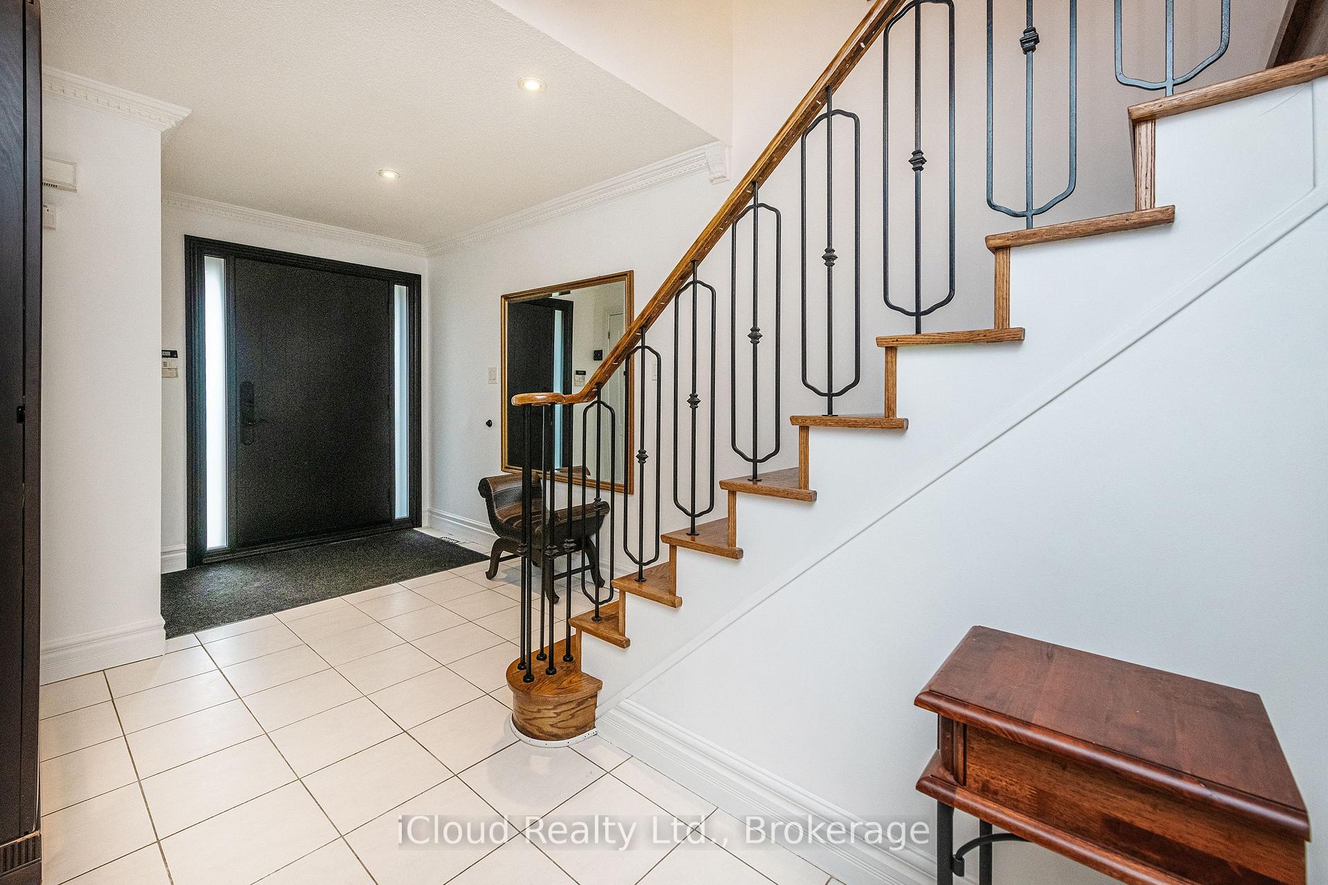 Photo 3 of 54 Embassy Drive, Vaughan, East Woodbridge — HOMEH