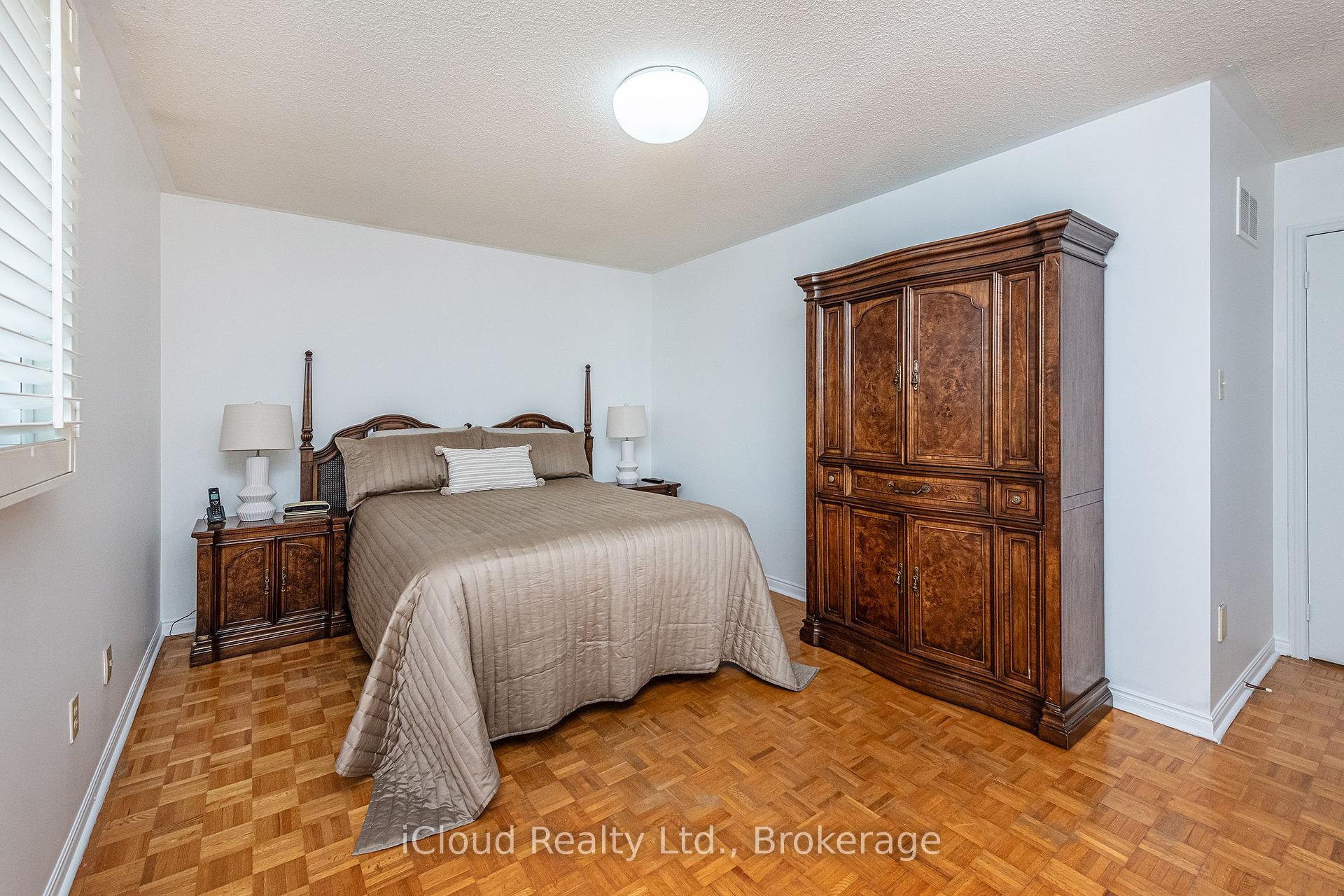 Photo 22 of 54 Embassy Drive, Vaughan, East Woodbridge — HOMEH