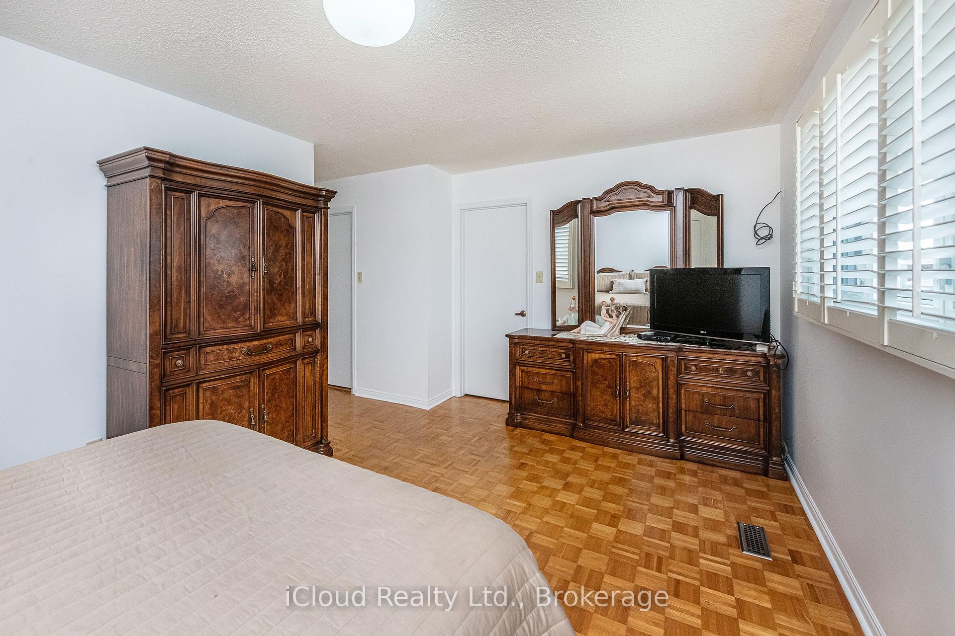Photo 23 of 54 Embassy Drive, Vaughan, East Woodbridge — HOMEH