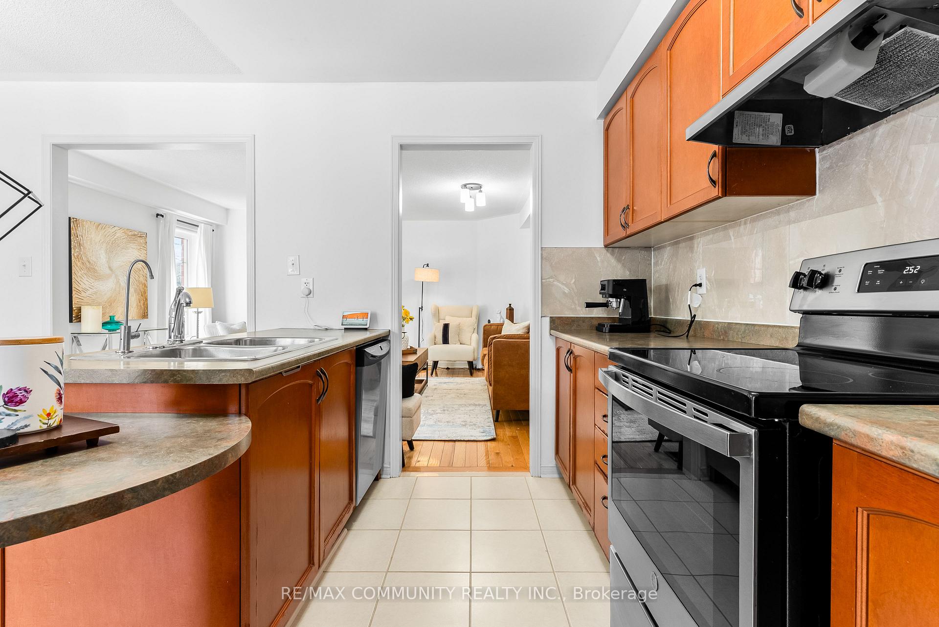 Photo 3 of 28 Beer Crescent, Ajax, South East — HOMEH