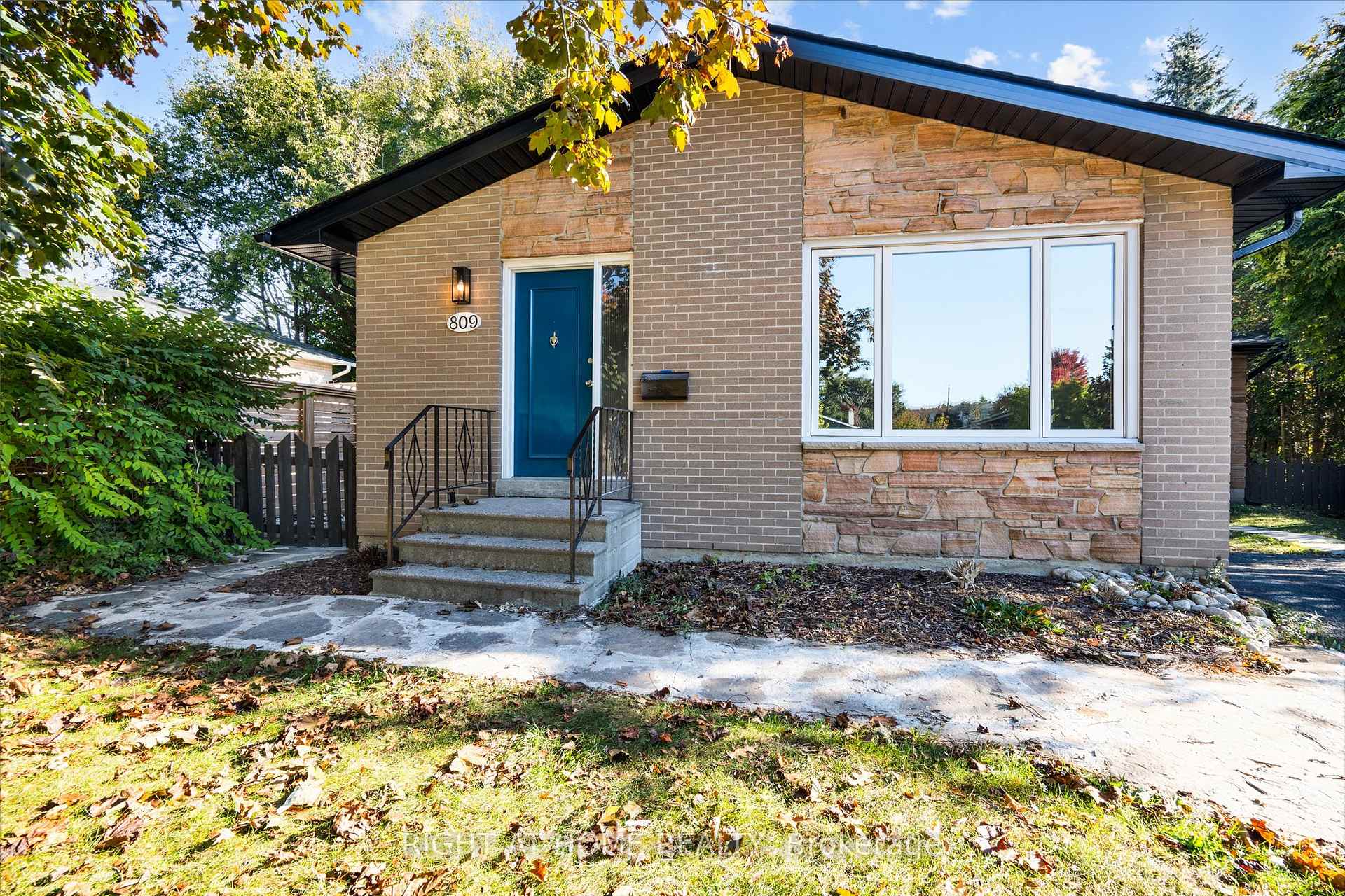 Photo 1 of 809 Helen Crescent, Pickering, Bay Ridges — HOMEH