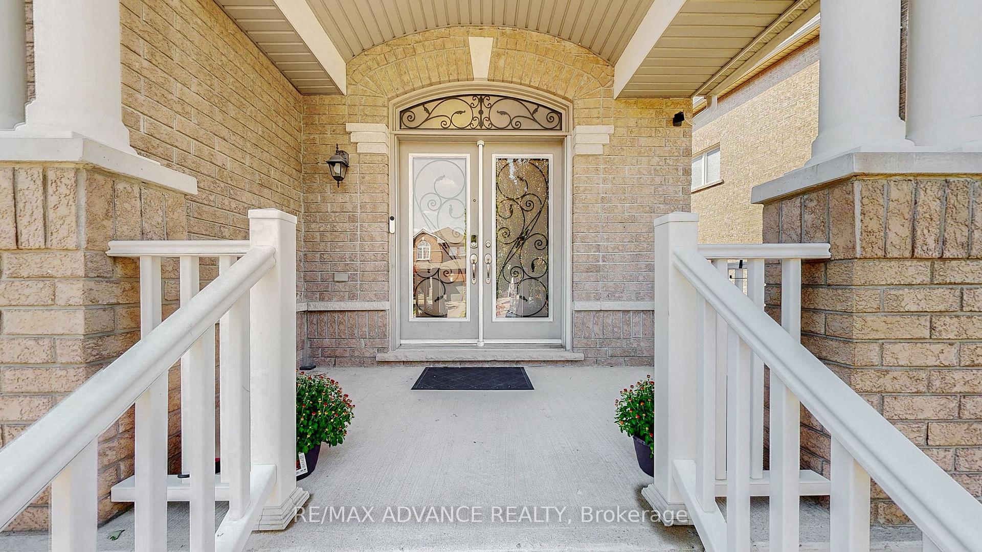 Photo 2 of 151 Laramie Crescent, Vaughan, Patterson — HOMEH
