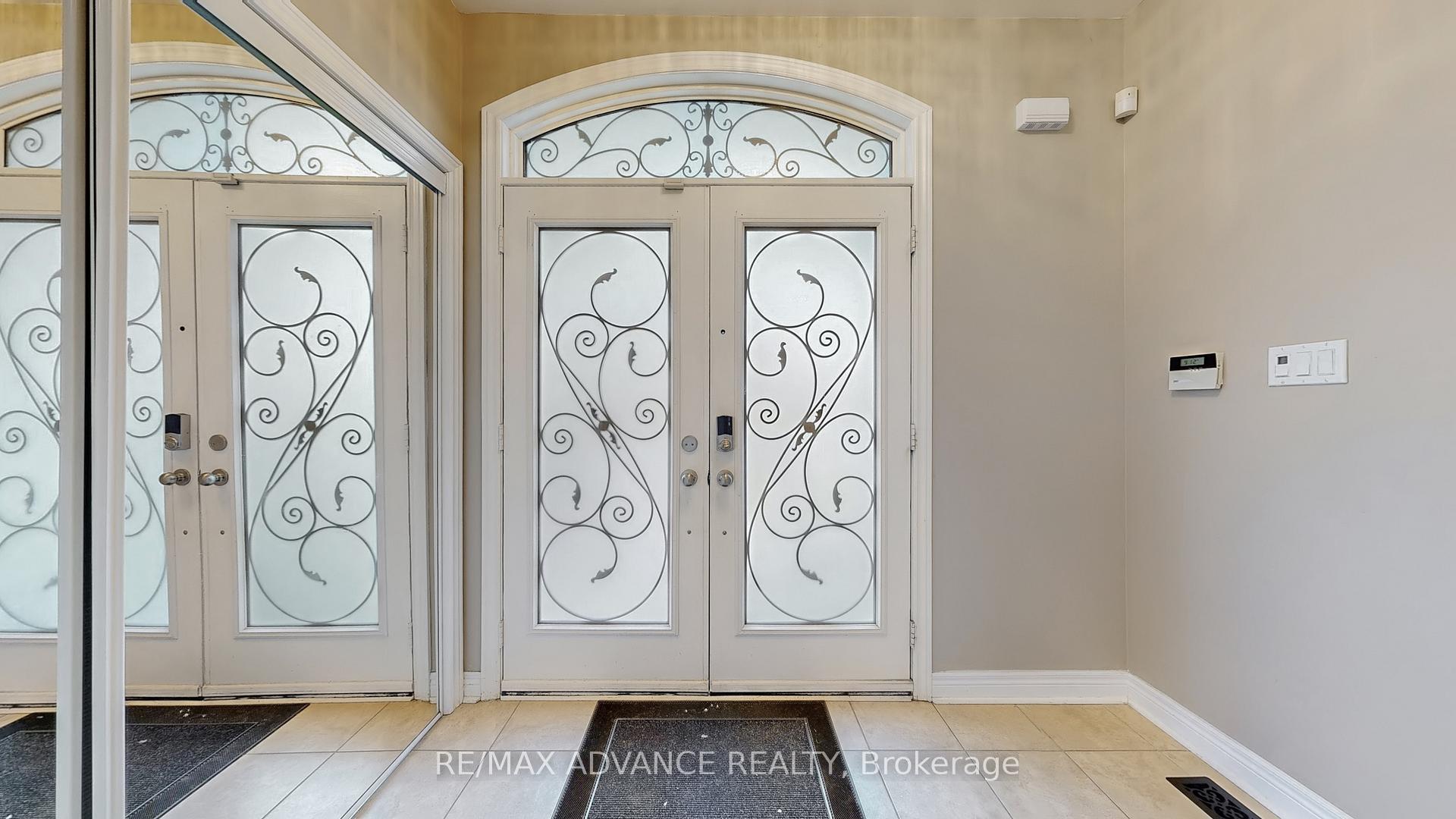 Photo 3 of 151 Laramie Crescent, Vaughan, Patterson — HOMEH