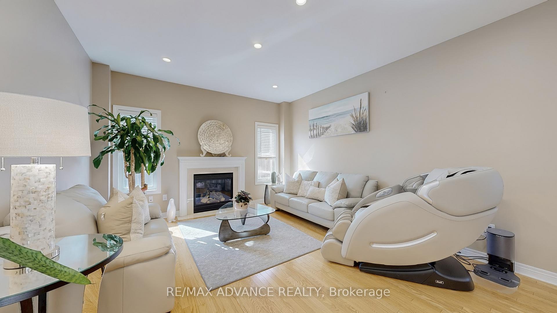 Photo 4 of 151 Laramie Crescent, Vaughan, Patterson — HOMEH
