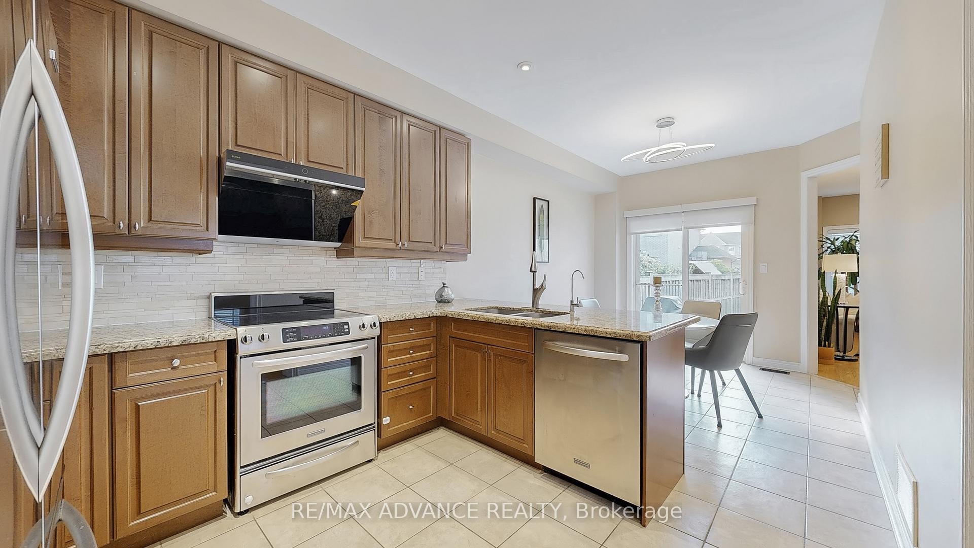 Photo 10 of 151 Laramie Crescent, Vaughan, Patterson — HOMEH