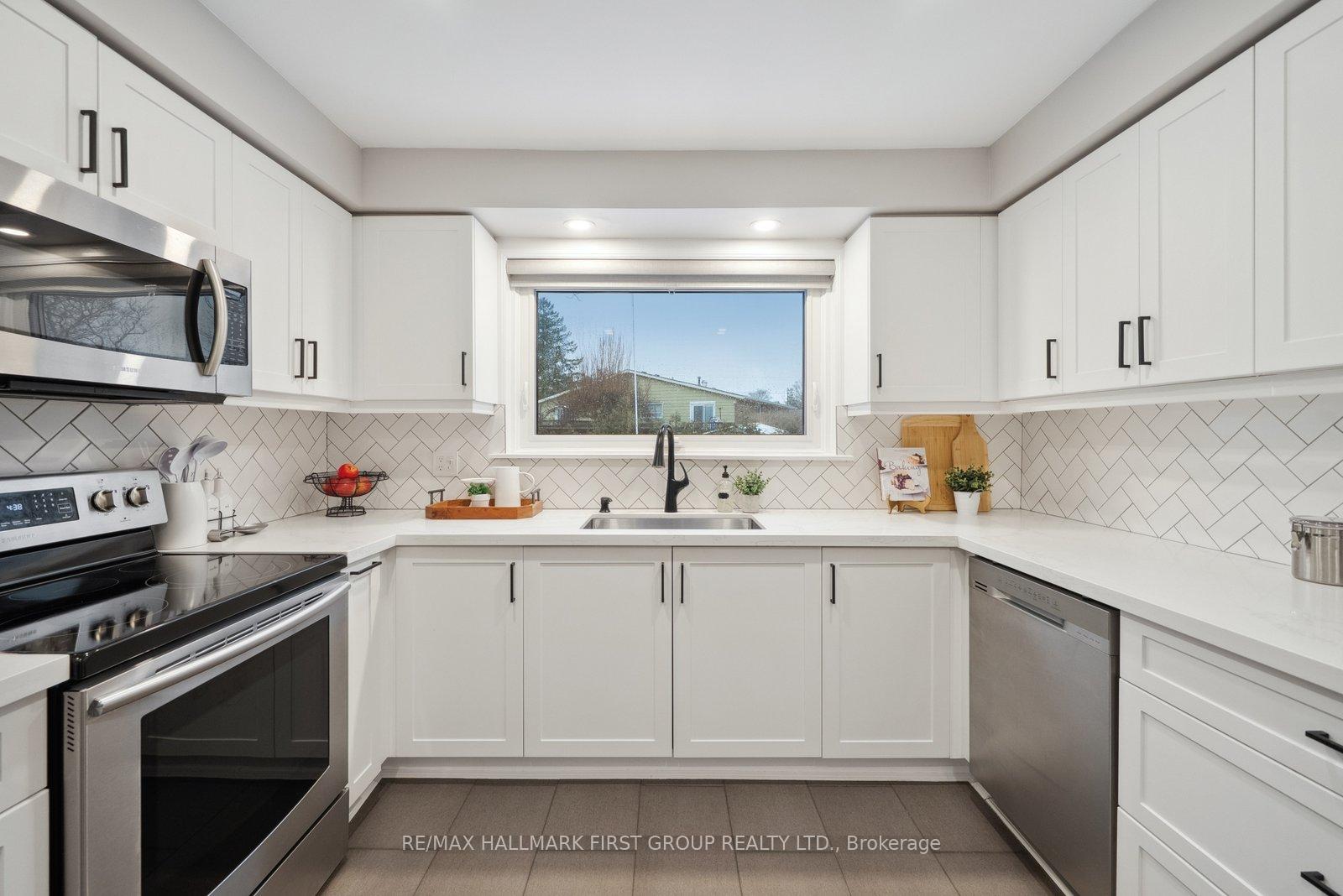 Photo 12 of 820 Hanworth Court, Pickering, West Shore — HOMEH