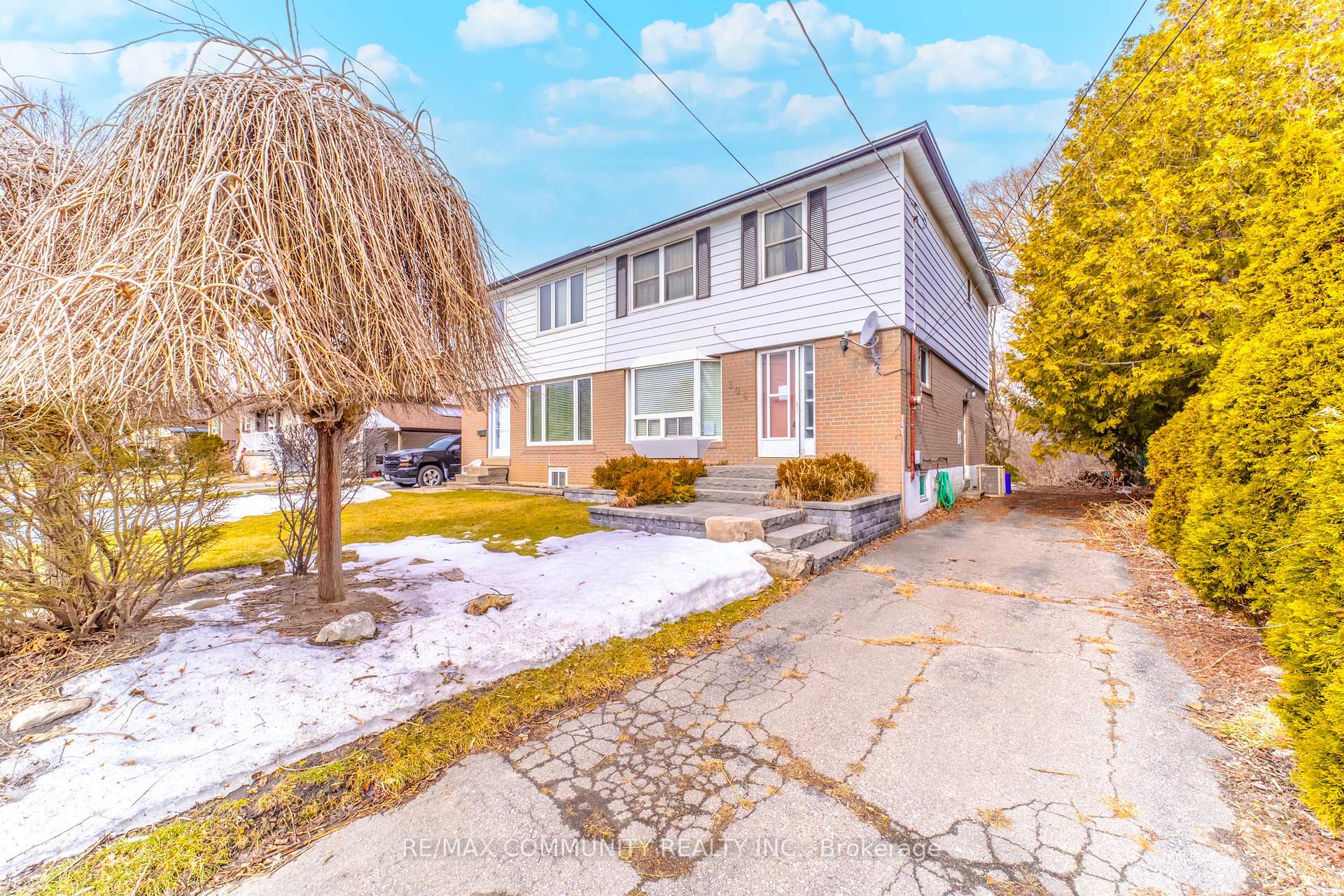 Photo 1 of 906 Marinet Crescent, Pickering, West Shore — HOMEH
