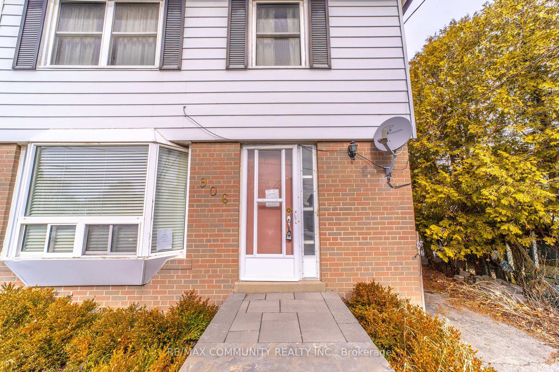 Photo 2 of 906 Marinet Crescent, Pickering, West Shore — HOMEH