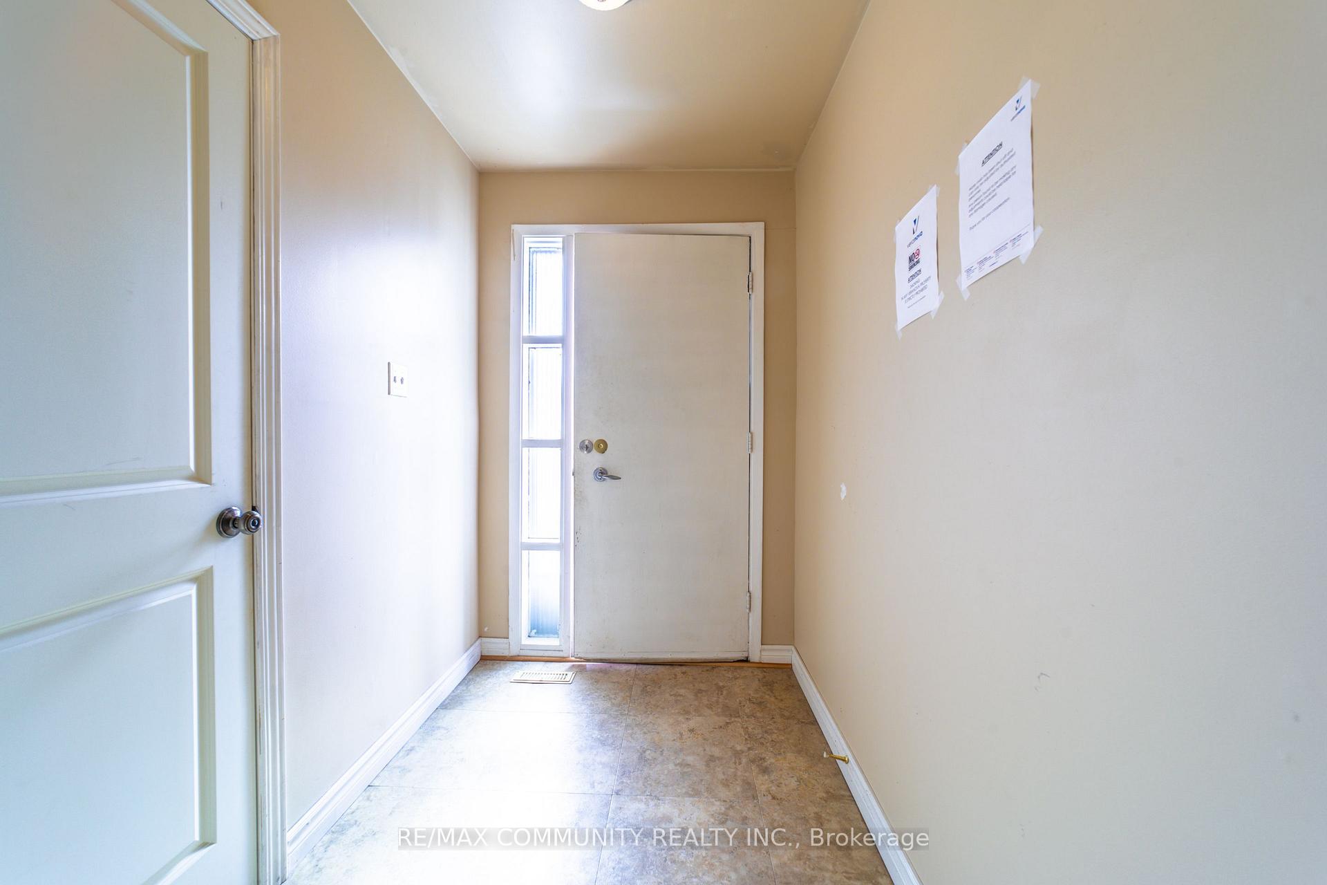 Photo 3 of 906 Marinet Crescent, Pickering, West Shore — HOMEH