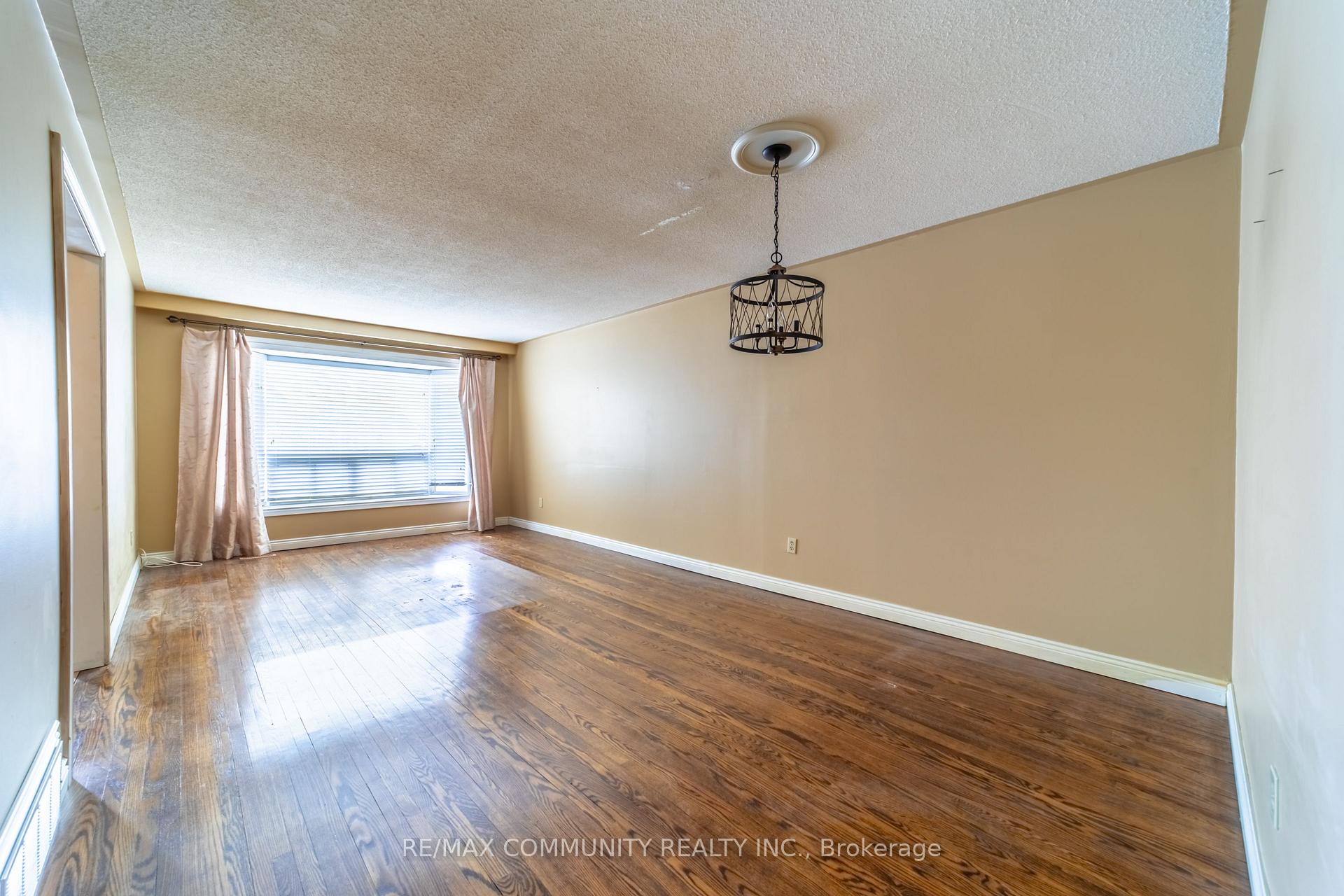 Photo 5 of 906 Marinet Crescent, Pickering, West Shore — HOMEH