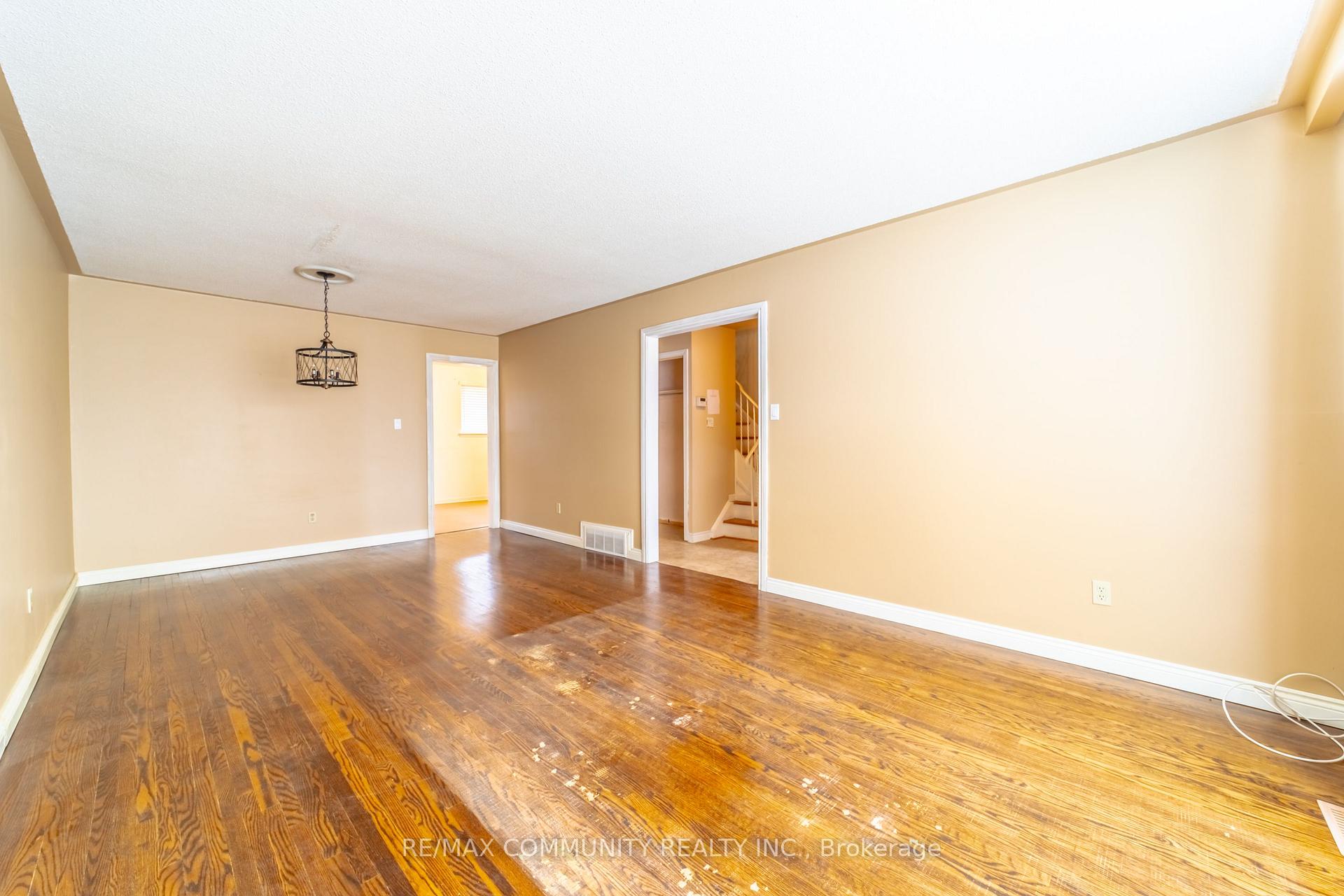 Photo 6 of 906 Marinet Crescent, Pickering, West Shore — HOMEH