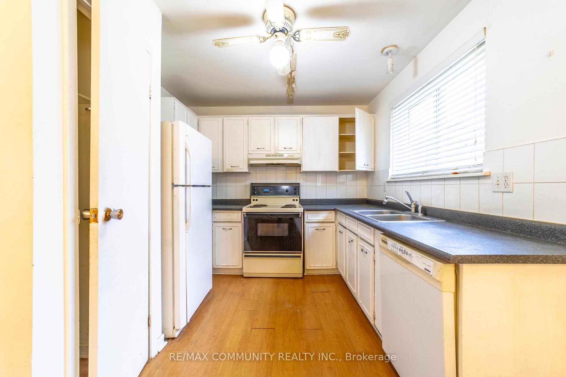 Photo 9 of 906 Marinet Crescent, Pickering, West Shore — HOMEH