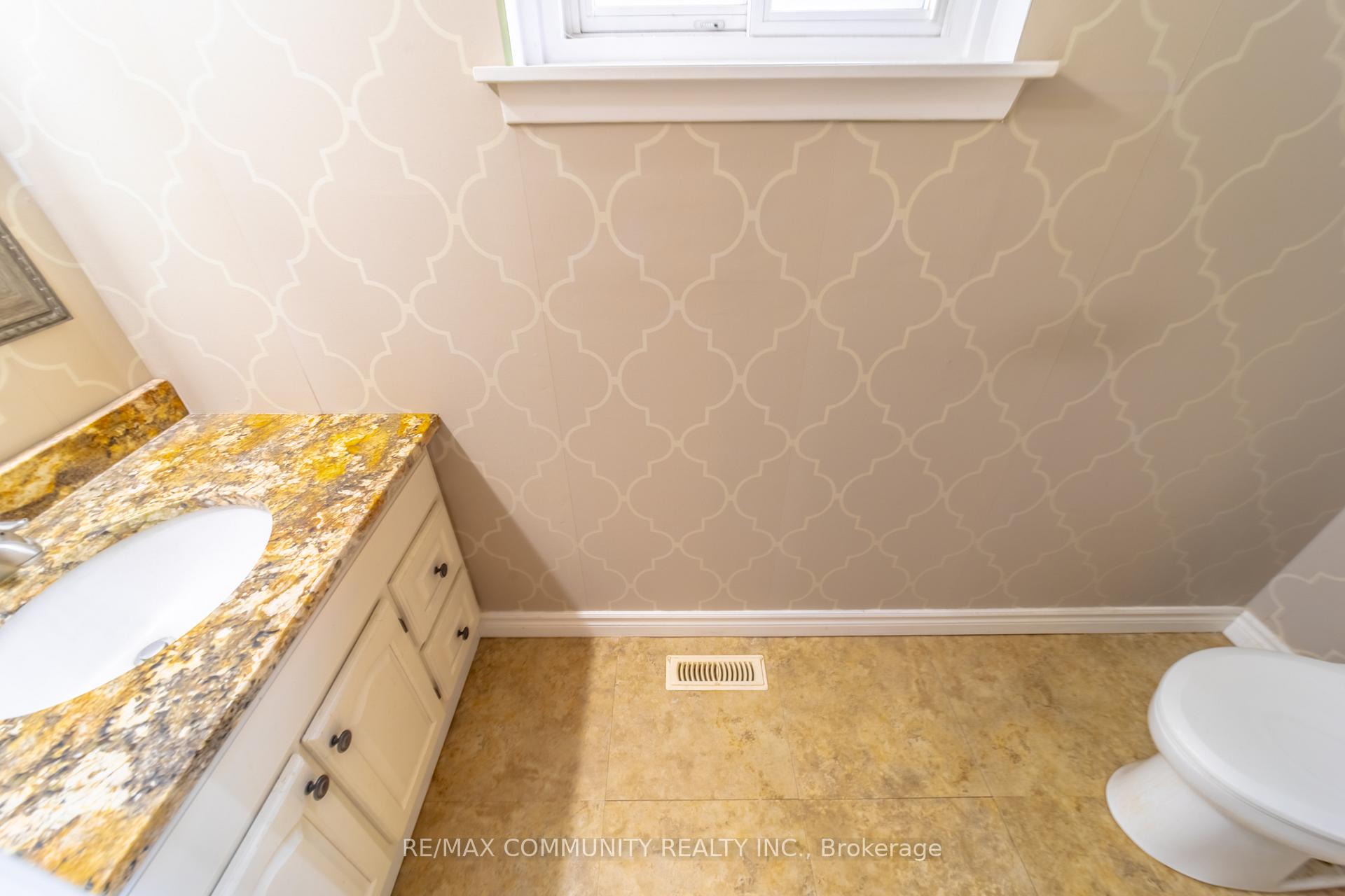 Photo 10 of 906 Marinet Crescent, Pickering, West Shore — HOMEH