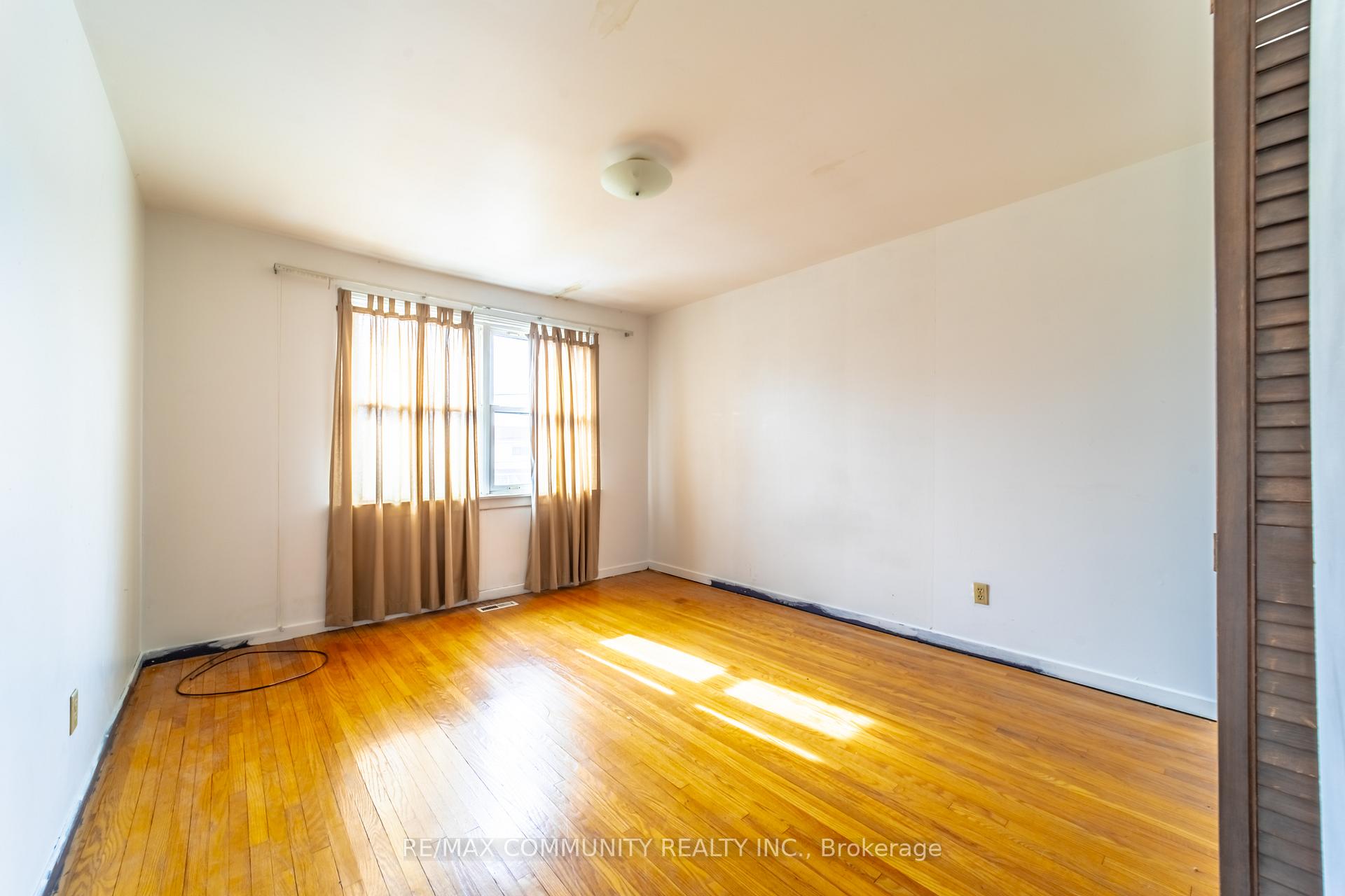 Photo 15 of 906 Marinet Crescent, Pickering, West Shore — HOMEH