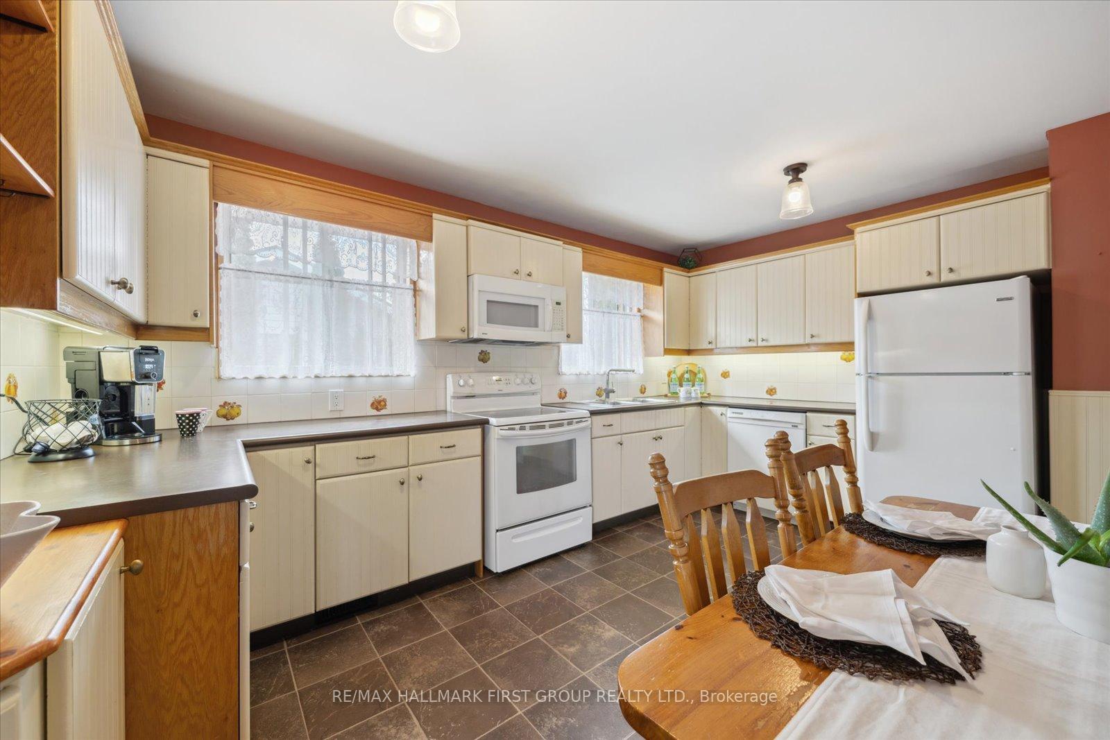 Photo 6 of 658 Chipmunk Street, Pickering, West Shore — HOMEH