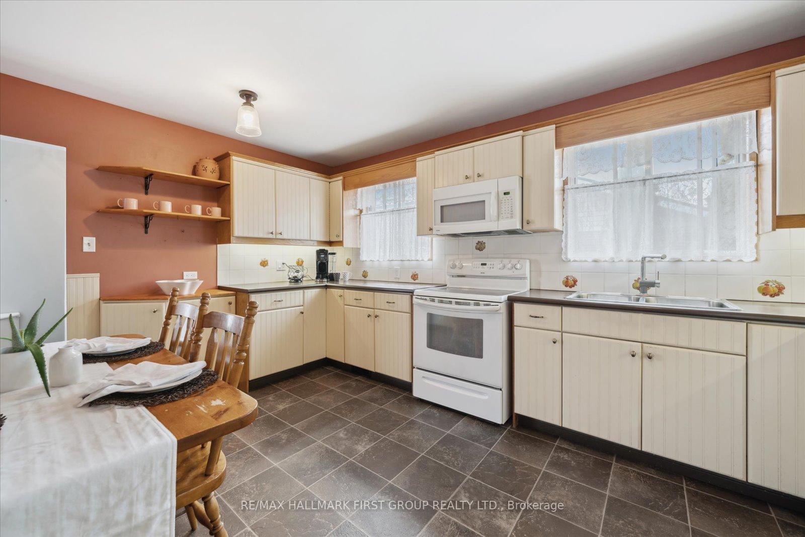 Photo 8 of 658 Chipmunk Street, Pickering, West Shore — HOMEH