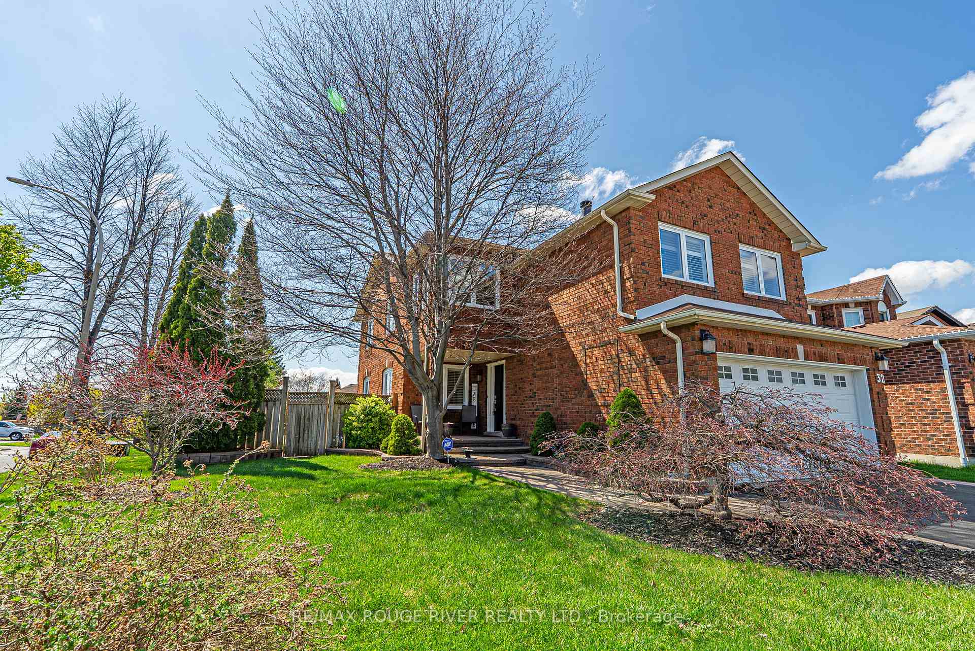 Photo 2 of 32 Fencerow Drive, Whitby, Rolling Acres — HOMEH