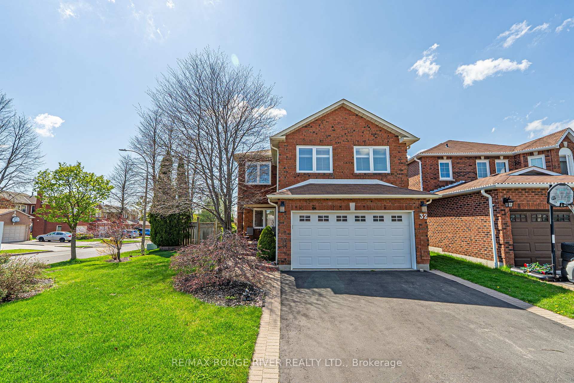 Photo 3 of 32 Fencerow Drive, Whitby, Rolling Acres — HOMEH