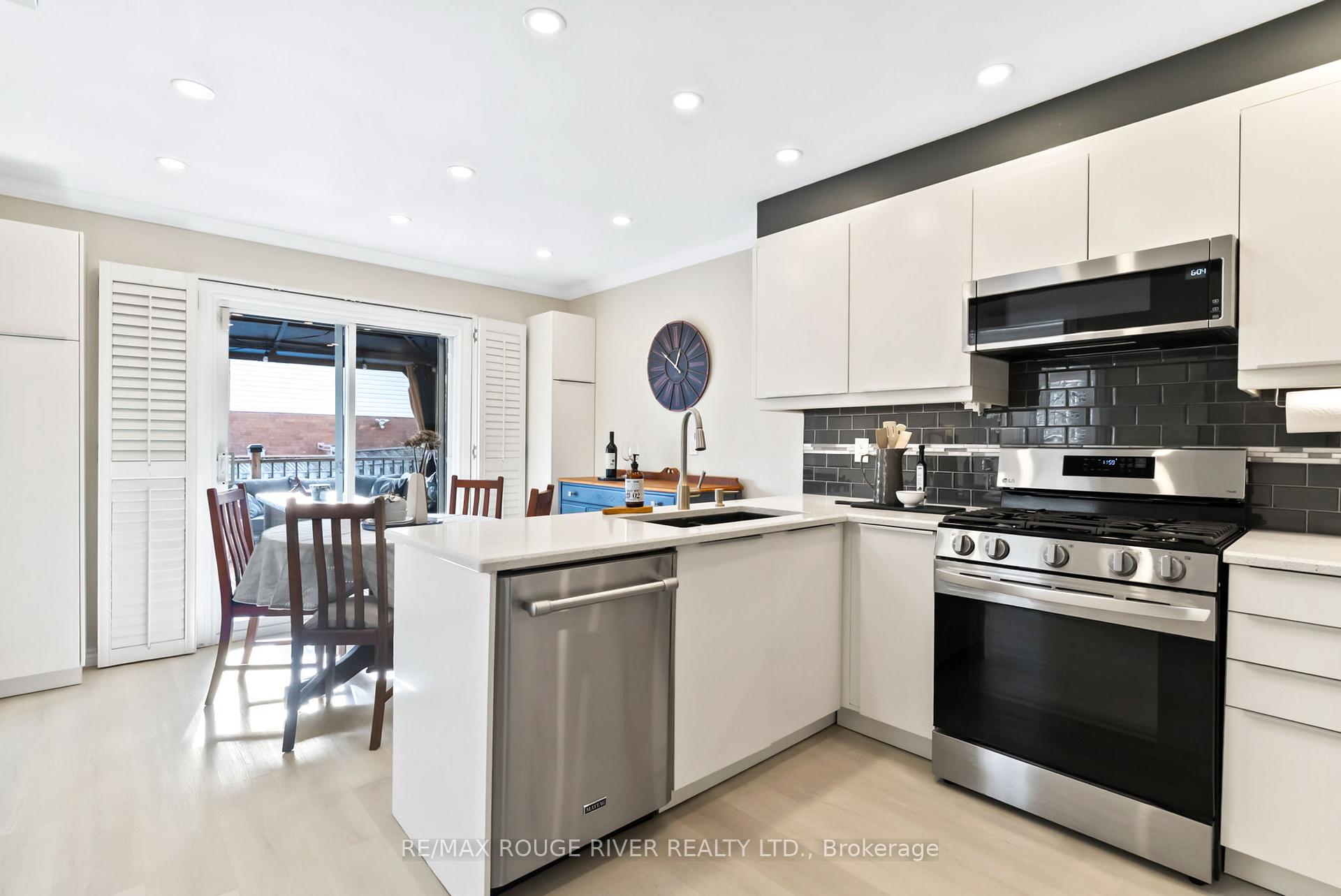 Photo 12 of 32 Fencerow Drive, Whitby, Rolling Acres — HOMEH