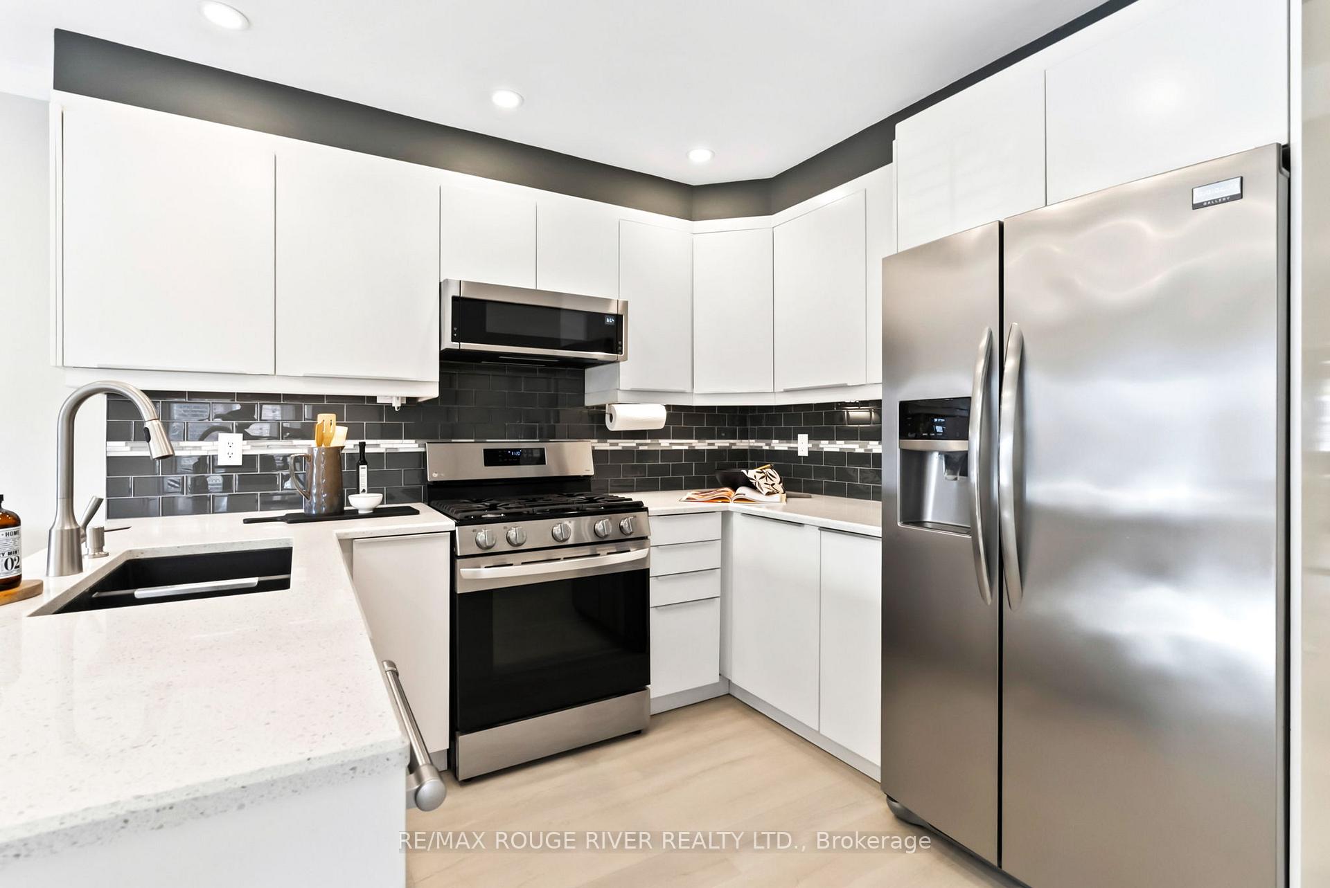 Photo 15 of 32 Fencerow Drive, Whitby, Rolling Acres — HOMEH