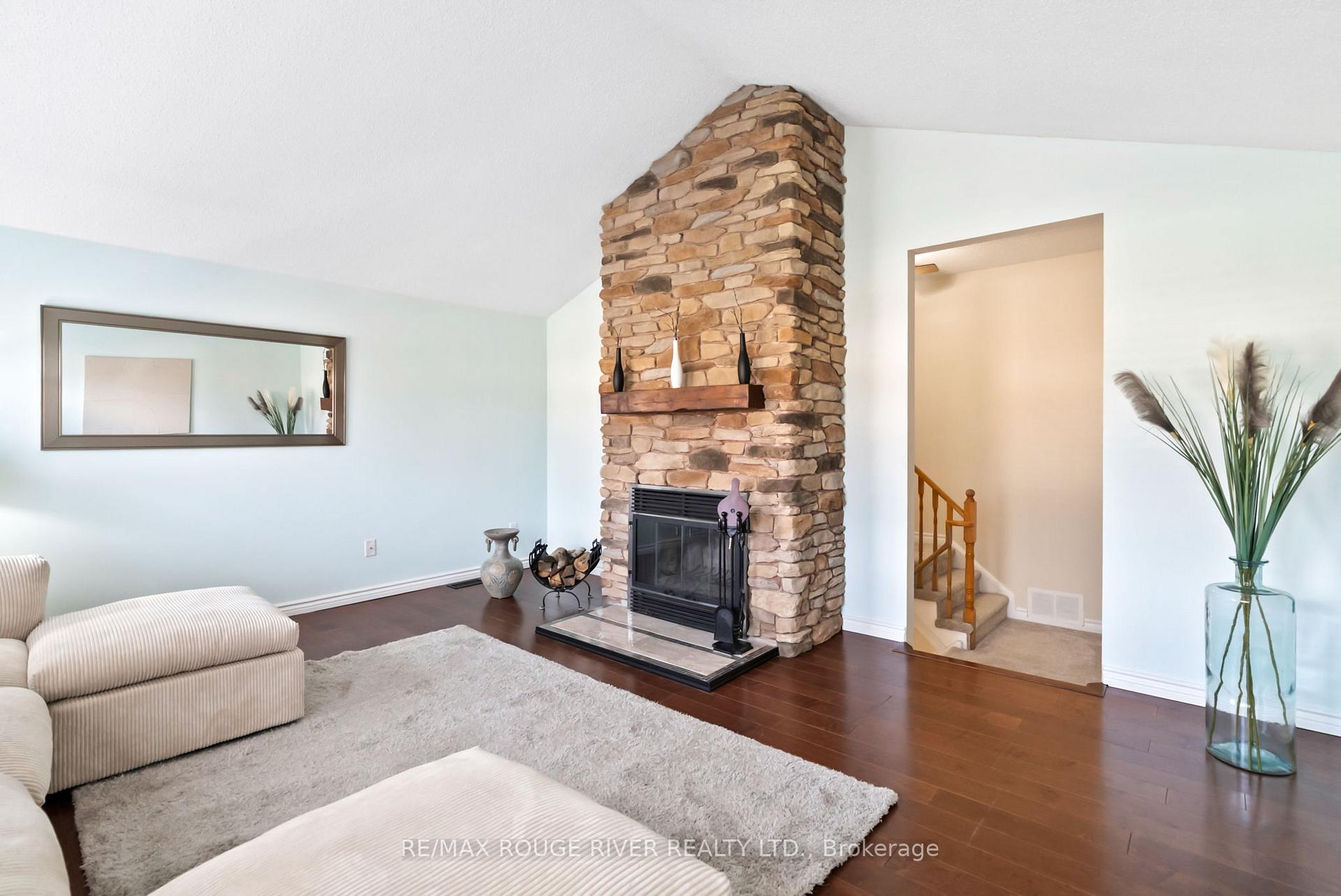 Photo 22 of 32 Fencerow Drive, Whitby, Rolling Acres — HOMEH