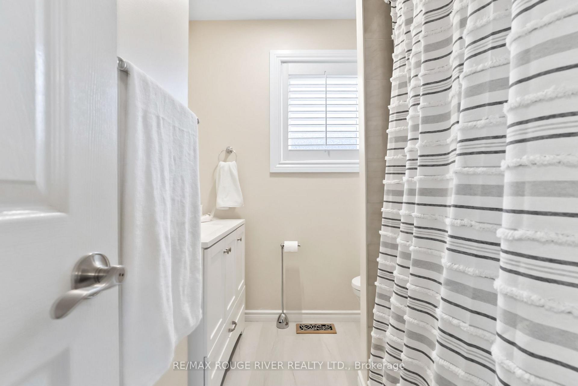 Photo 27 of 32 Fencerow Drive, Whitby, Rolling Acres — HOMEH