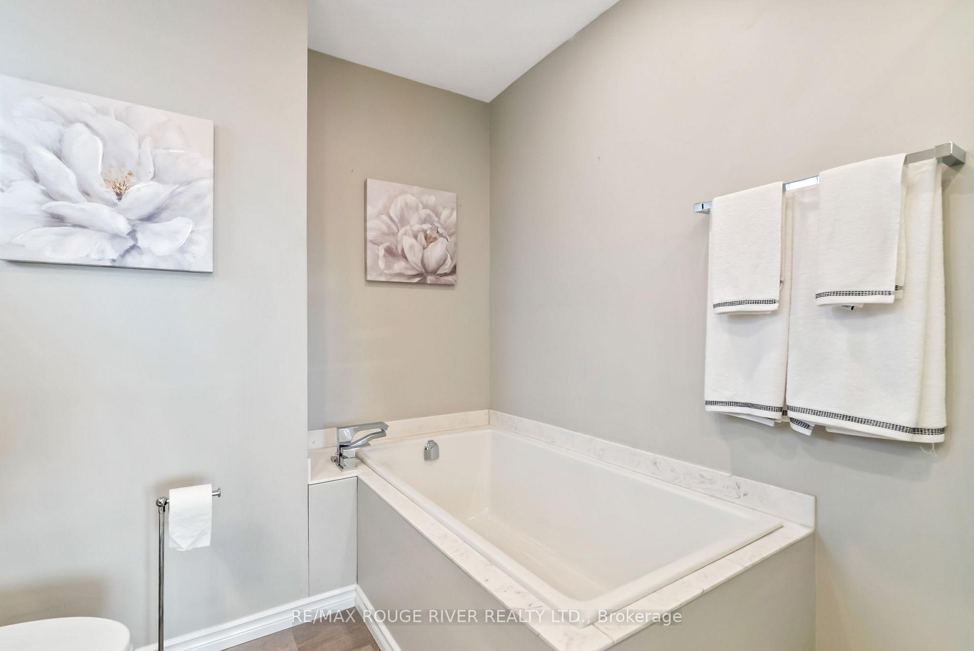 Photo 33 of 32 Fencerow Drive, Whitby, Rolling Acres — HOMEH