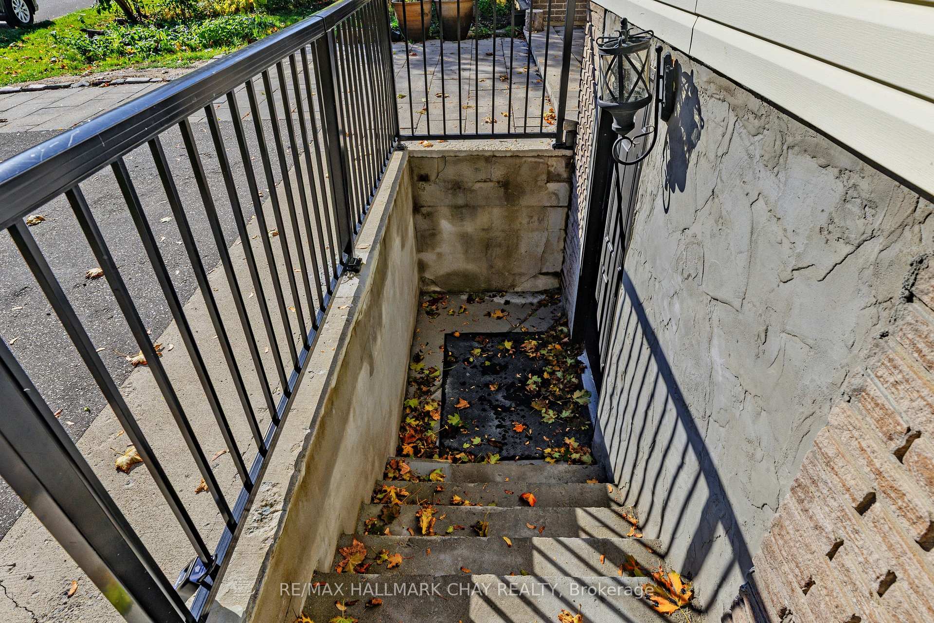 Photo 2 of 46 Kemano Road, Aurora, Aurora Heights — HOMEH