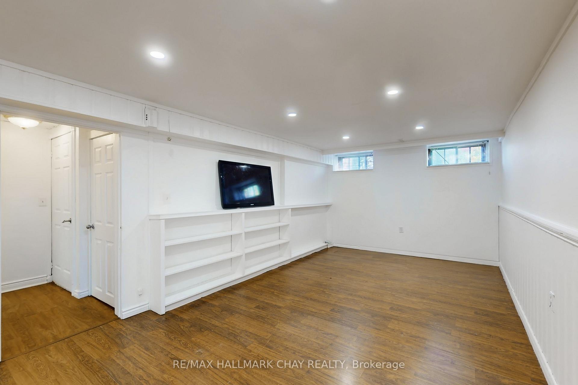 Photo 3 of 46 Kemano Road, Aurora, Aurora Heights — HOMEH