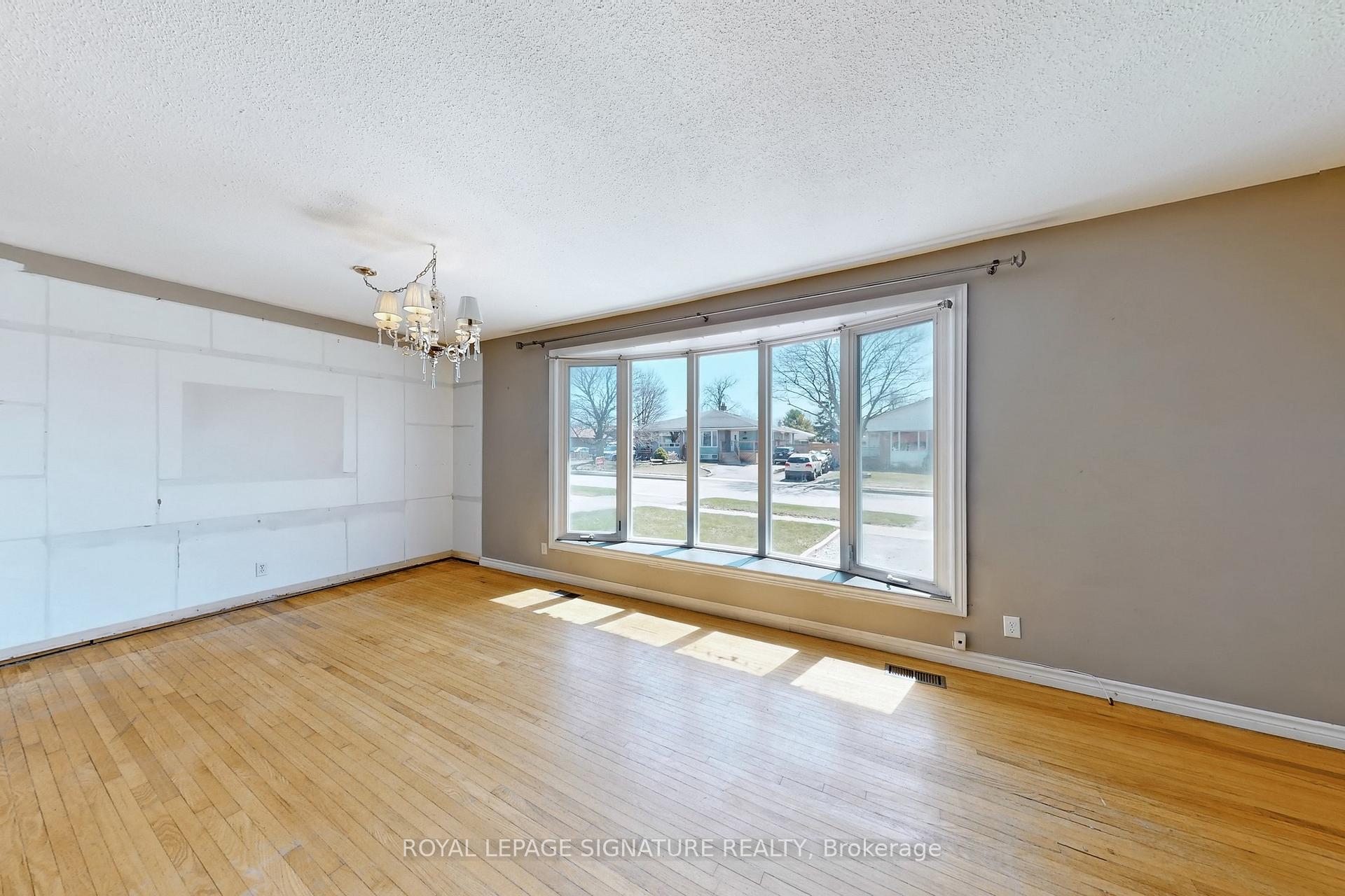 Photo 8 of 774 Krosno Boulevard, Pickering, Bay Ridges — HOMEH