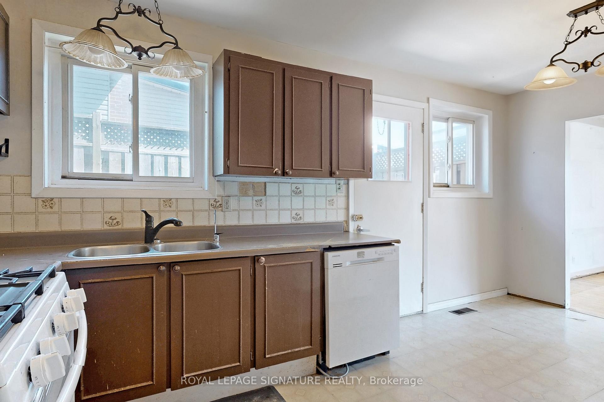 Photo 10 of 774 Krosno Boulevard, Pickering, Bay Ridges — HOMEH