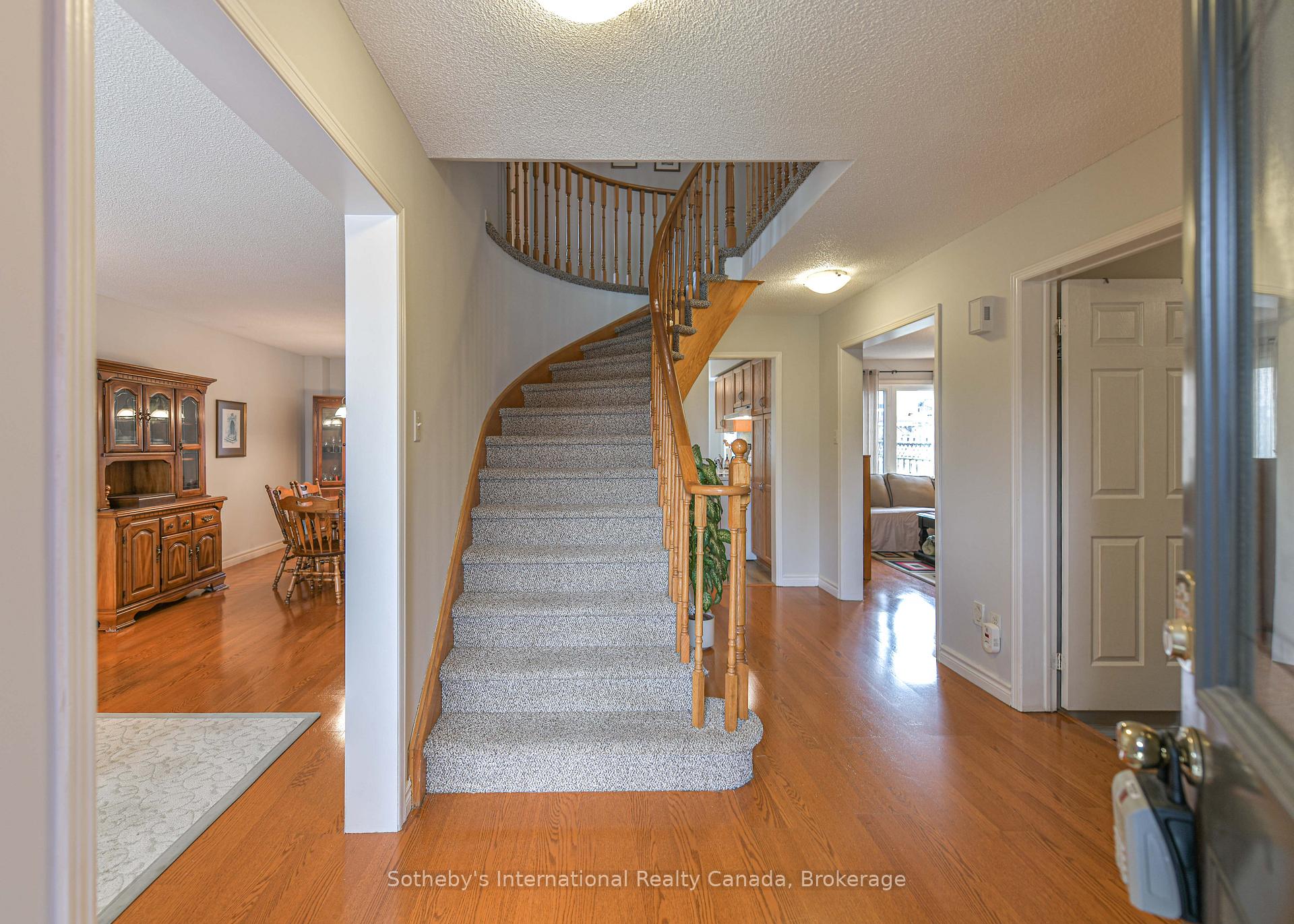 Photo 4 of 13 Burke Drive, Barrie, West Bayfield — HOMEH