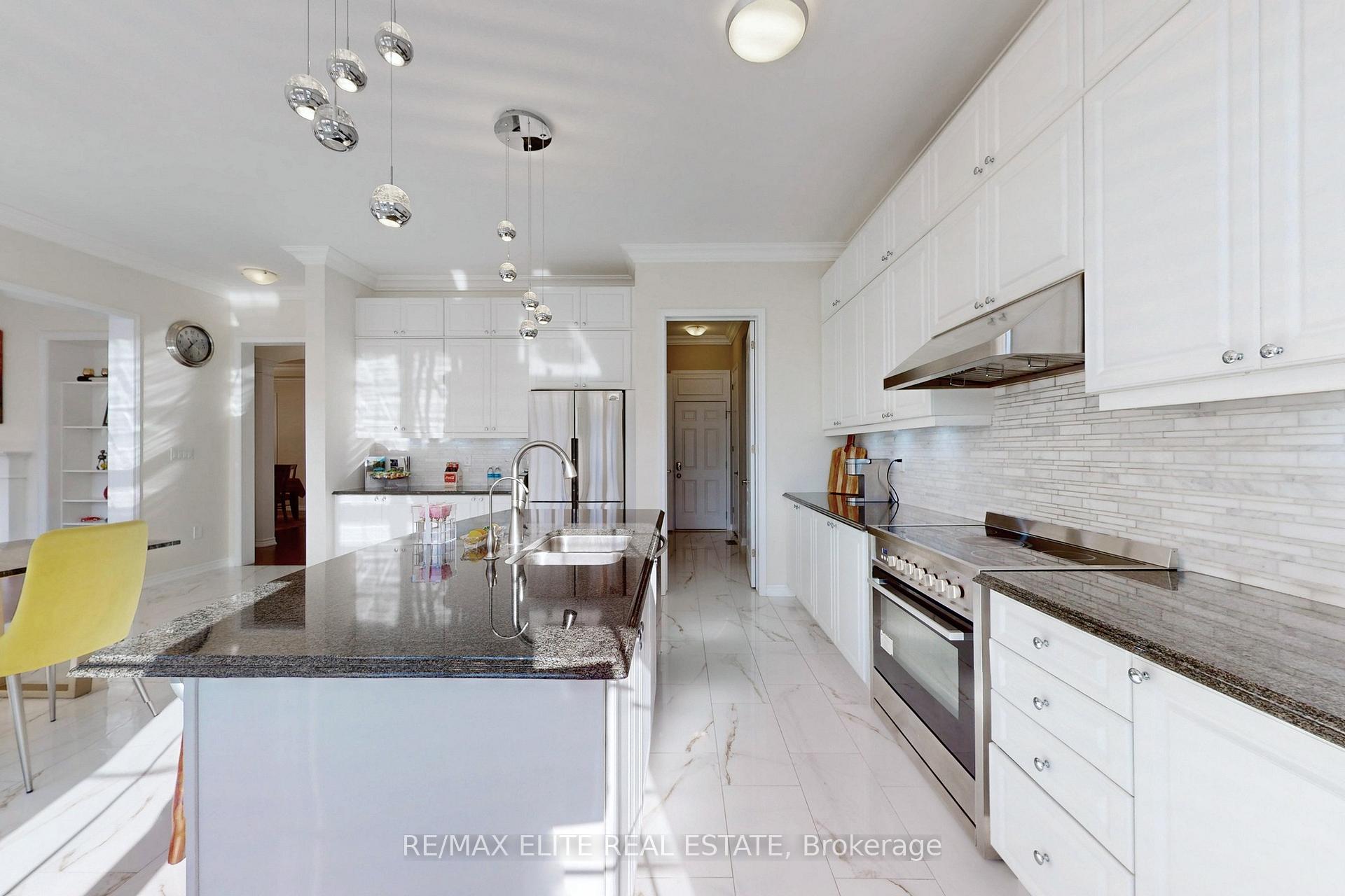 Photo 10 of 105 Bridgepointe Court, Aurora, Rural Aurora — HOMEH