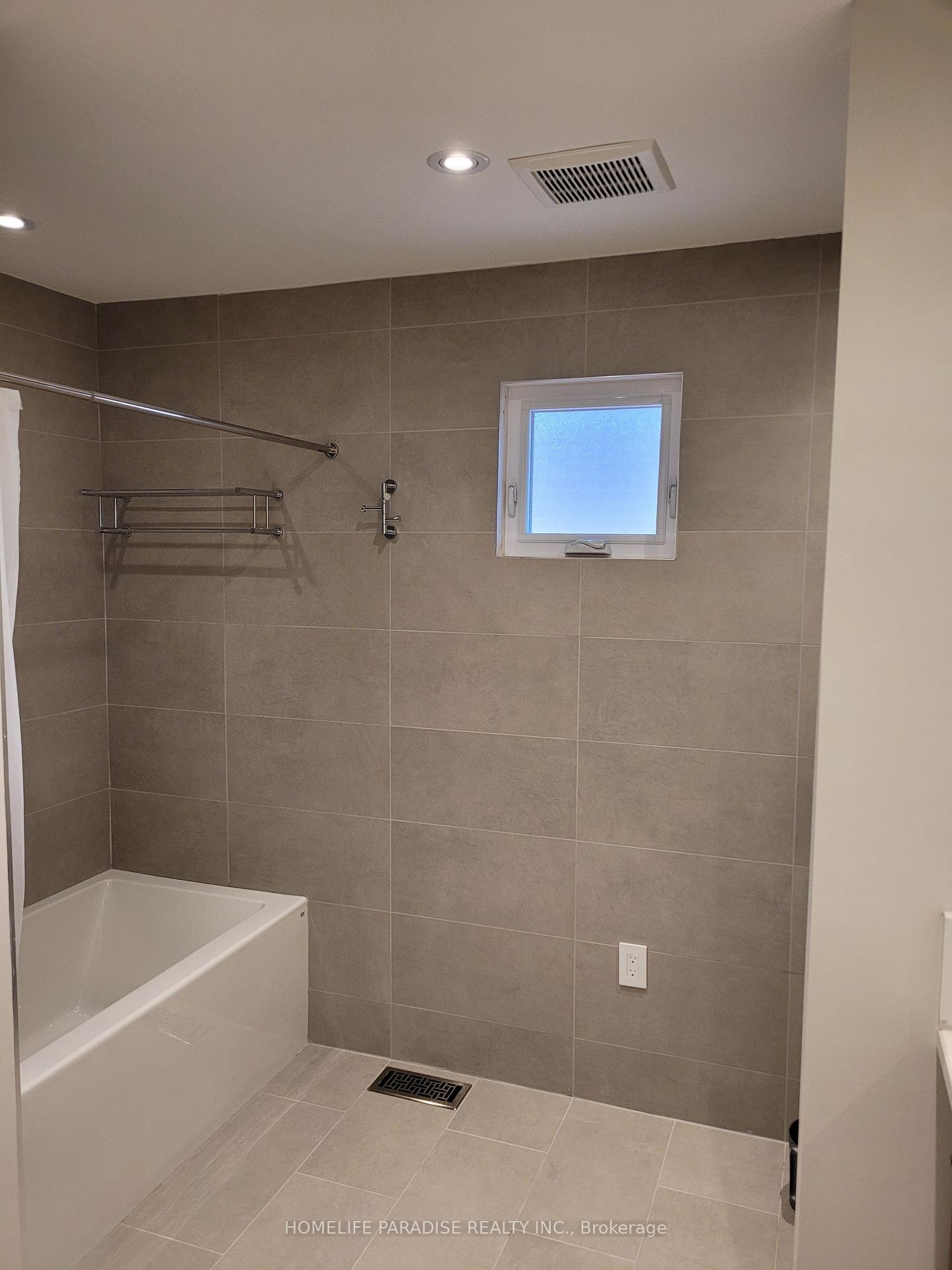 Photo 3 of 46 Mcquarrie Lane, Vaughan, Maple — HOMEH