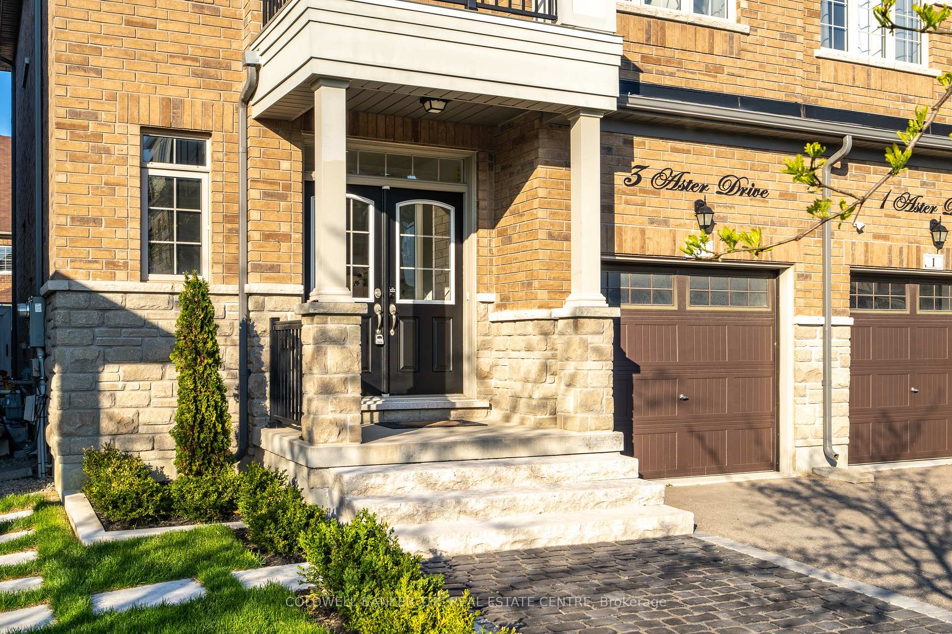 Photo 2 of 3 Aster Drive, Vaughan, Kleinburg — HOMEH