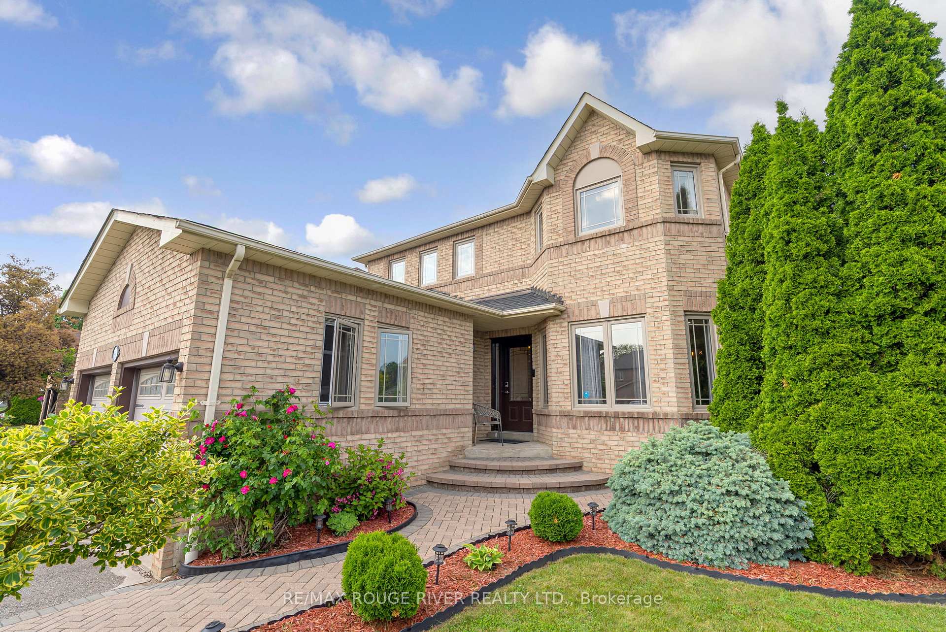 Photo 2 of 41 Valleywood Drive, Whitby, Williamsburg — HOMEH