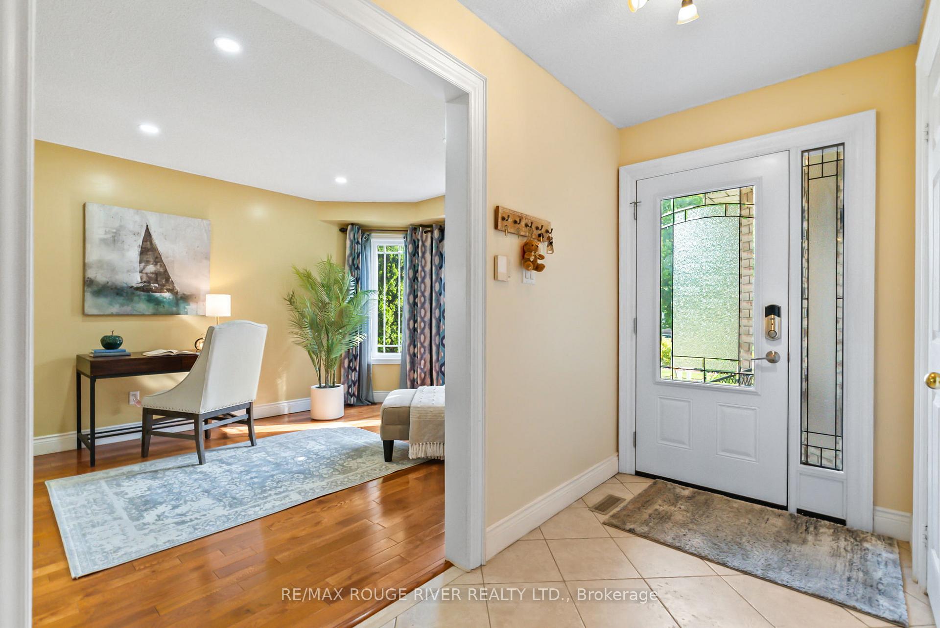 Photo 3 of 41 Valleywood Drive, Whitby, Williamsburg — HOMEH