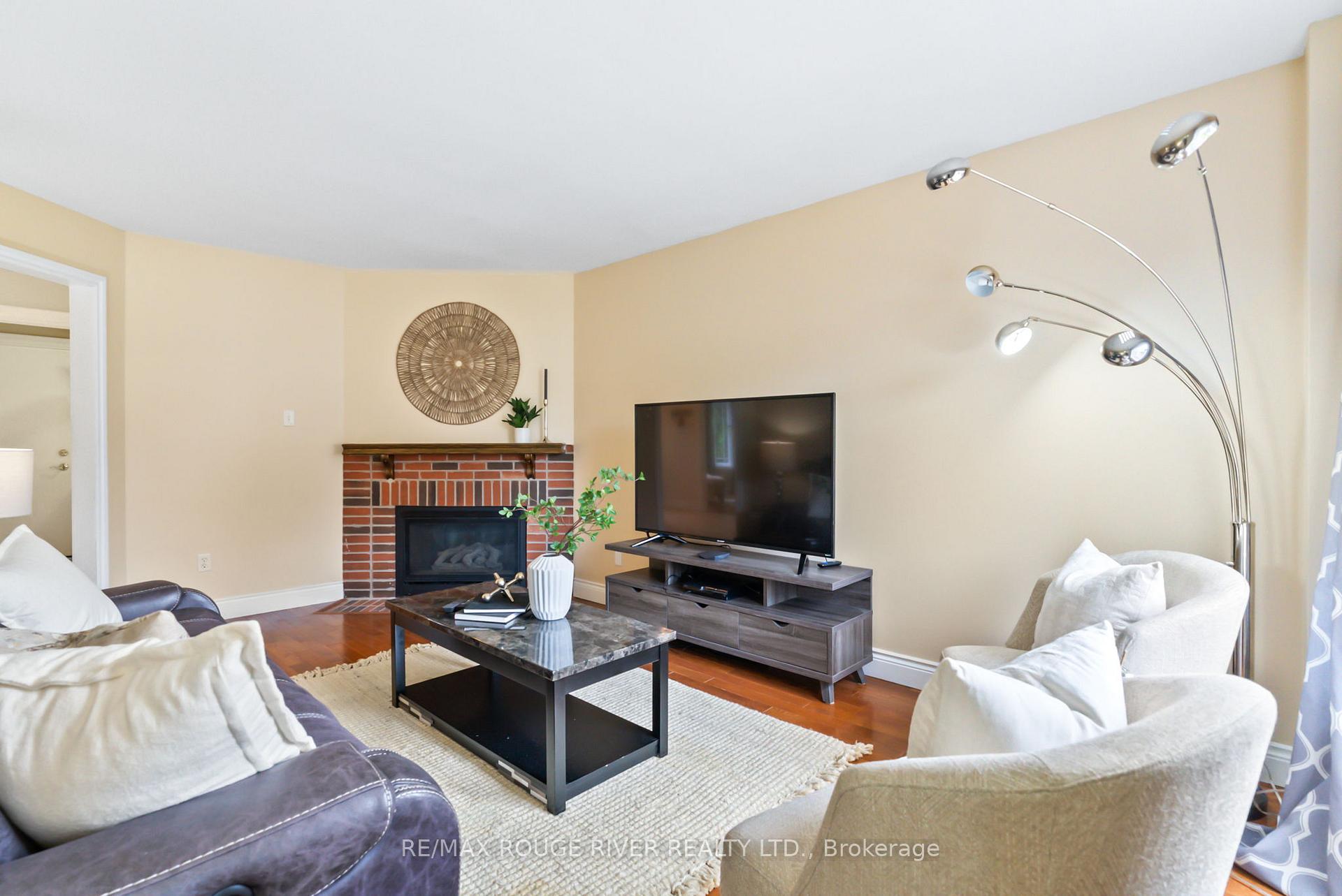 Photo 9 of 41 Valleywood Drive, Whitby, Williamsburg — HOMEH