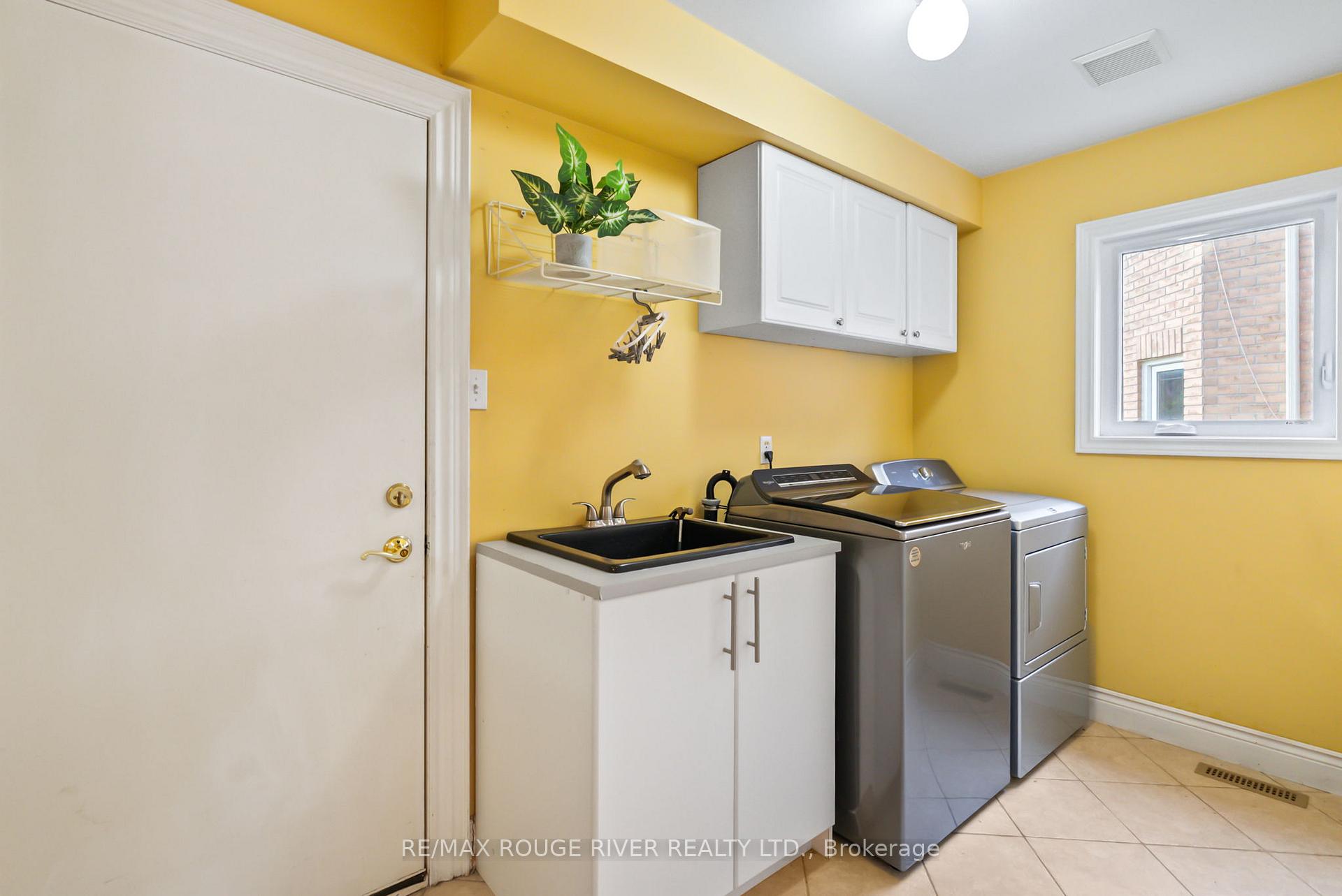 Photo 10 of 41 Valleywood Drive, Whitby, Williamsburg — HOMEH