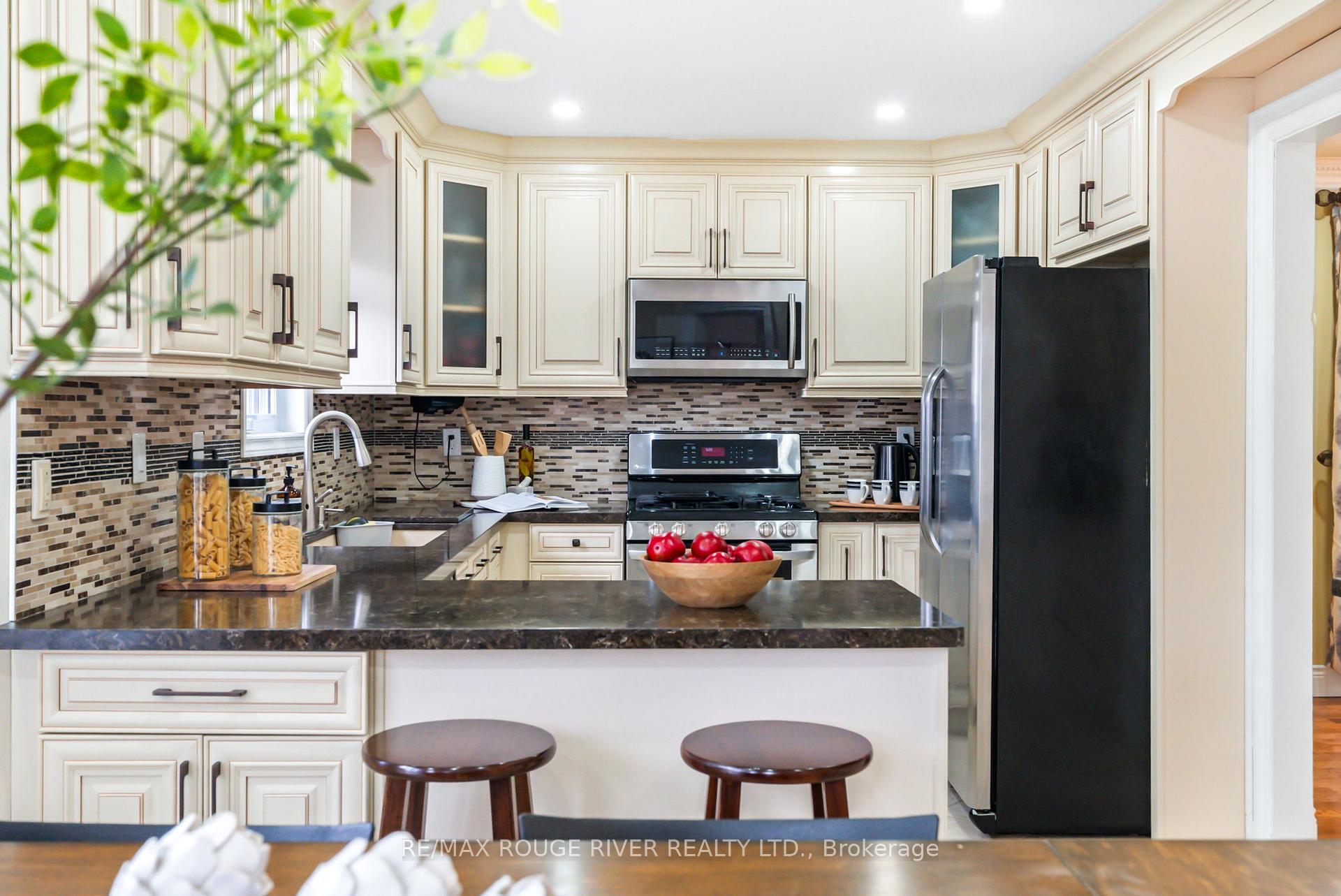 Photo 12 of 41 Valleywood Drive, Whitby, Williamsburg — HOMEH