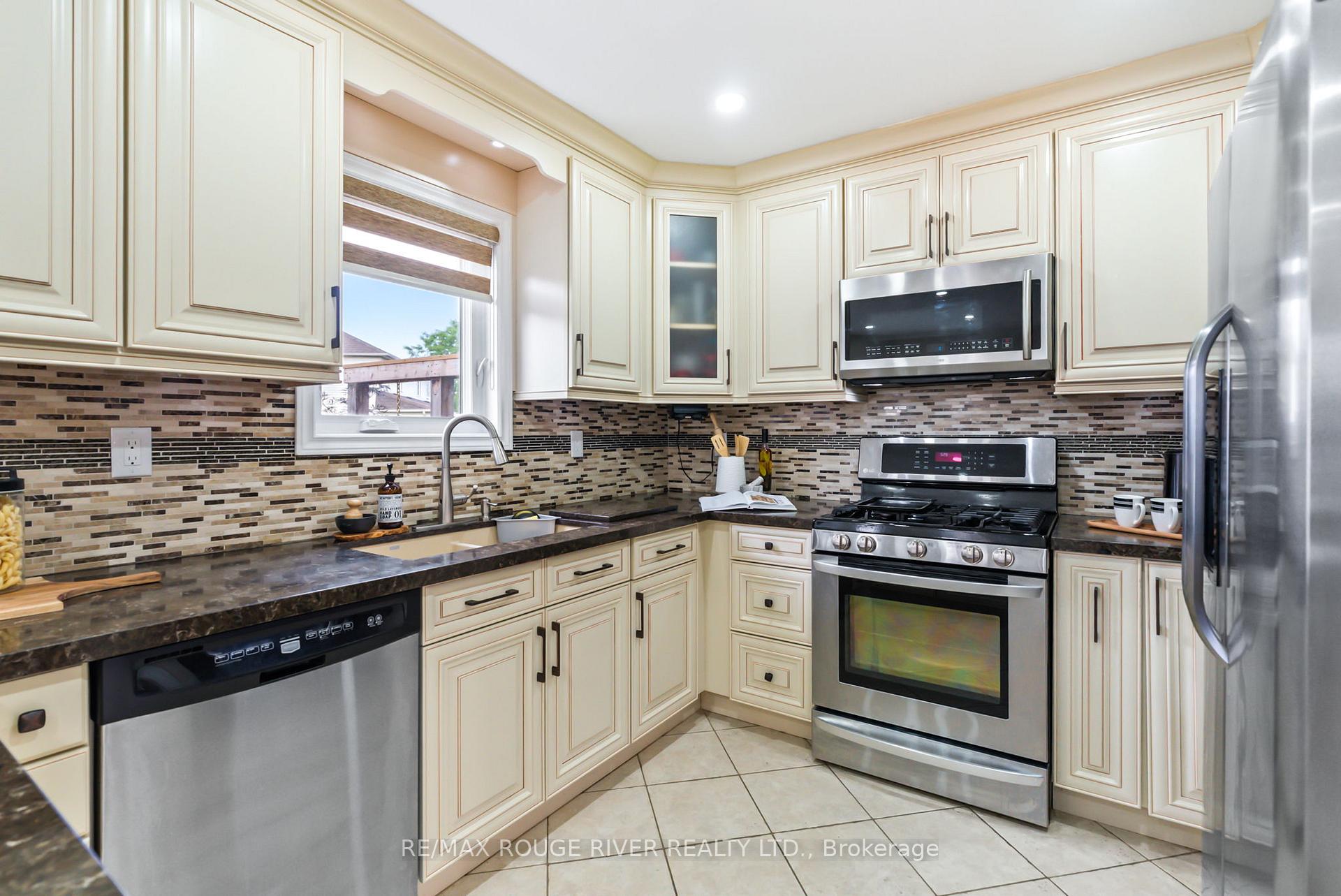 Photo 15 of 41 Valleywood Drive, Whitby, Williamsburg — HOMEH
