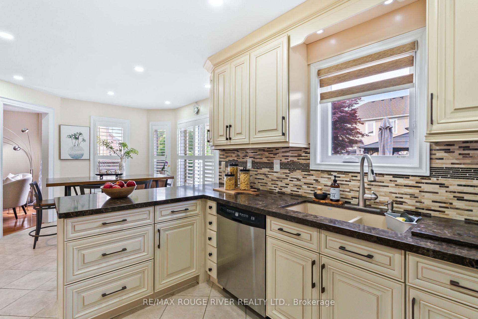 Photo 16 of 41 Valleywood Drive, Whitby, Williamsburg — HOMEH