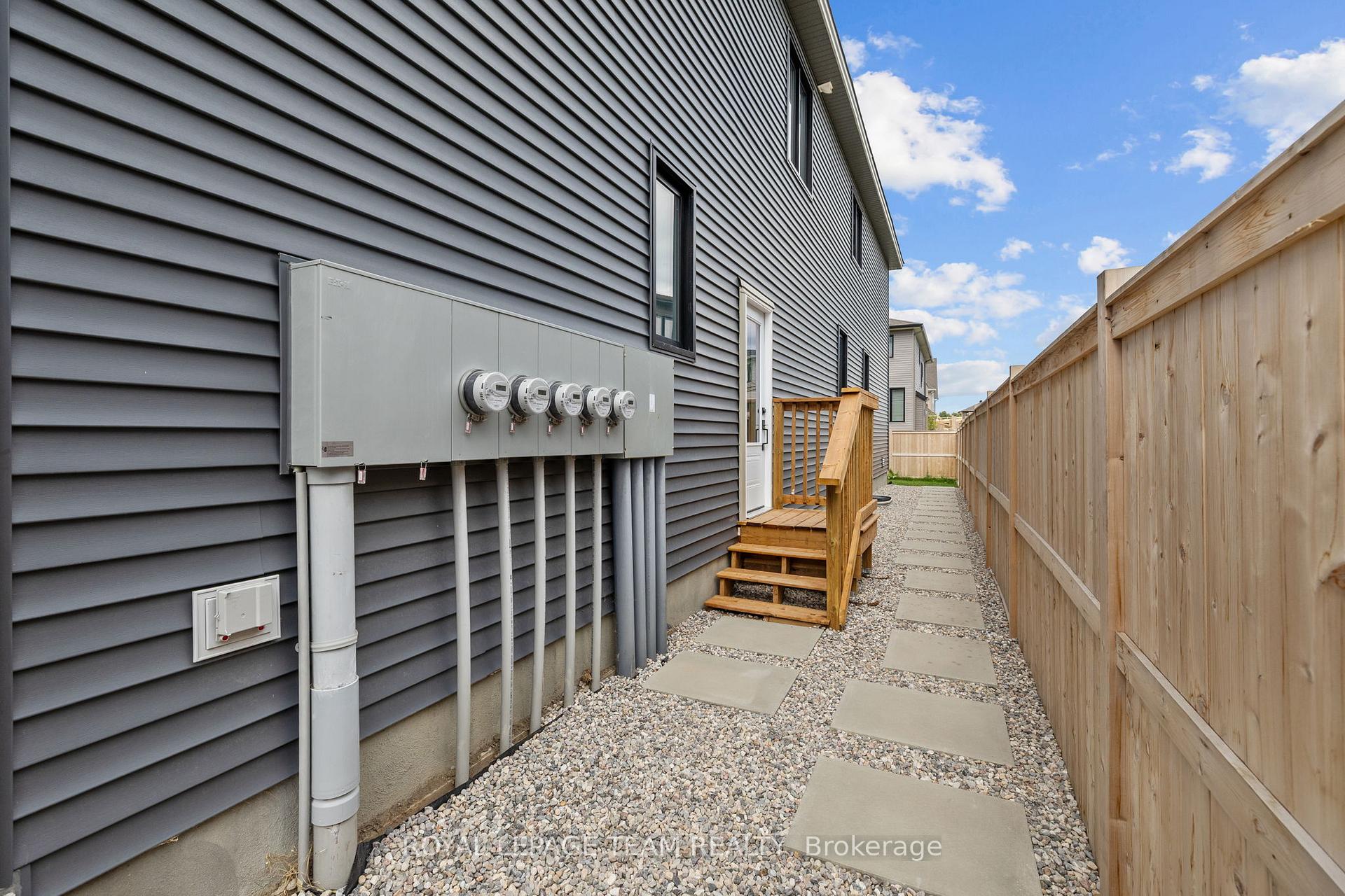 Photo 2 of Unit B, 908 Clarkia Street, Ottawa, Blossom Park/Kemp Park/Findlay Creek — HOMEH