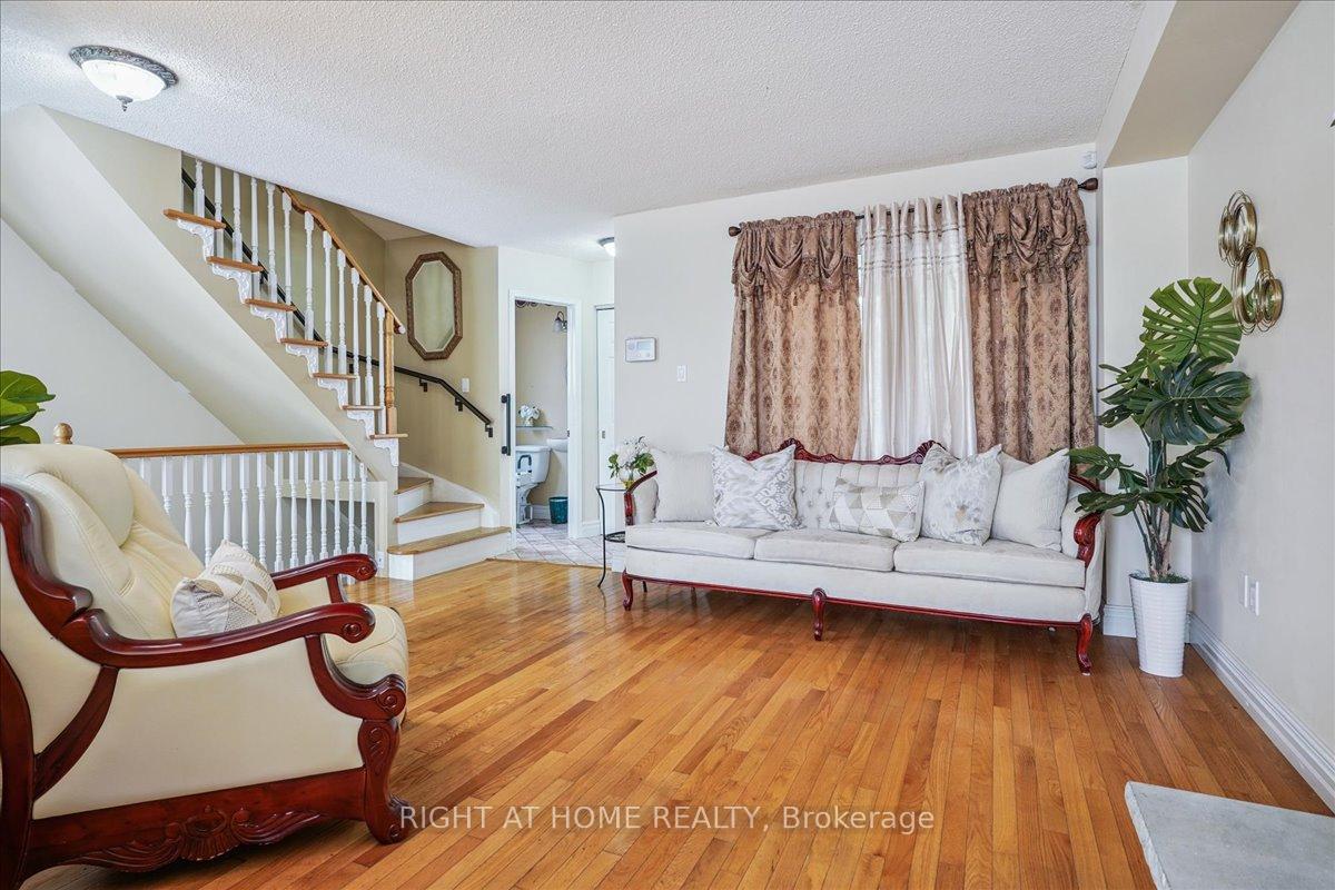 Photo 4 of 35 Millington Crescent, Ajax, Central — HOMEH