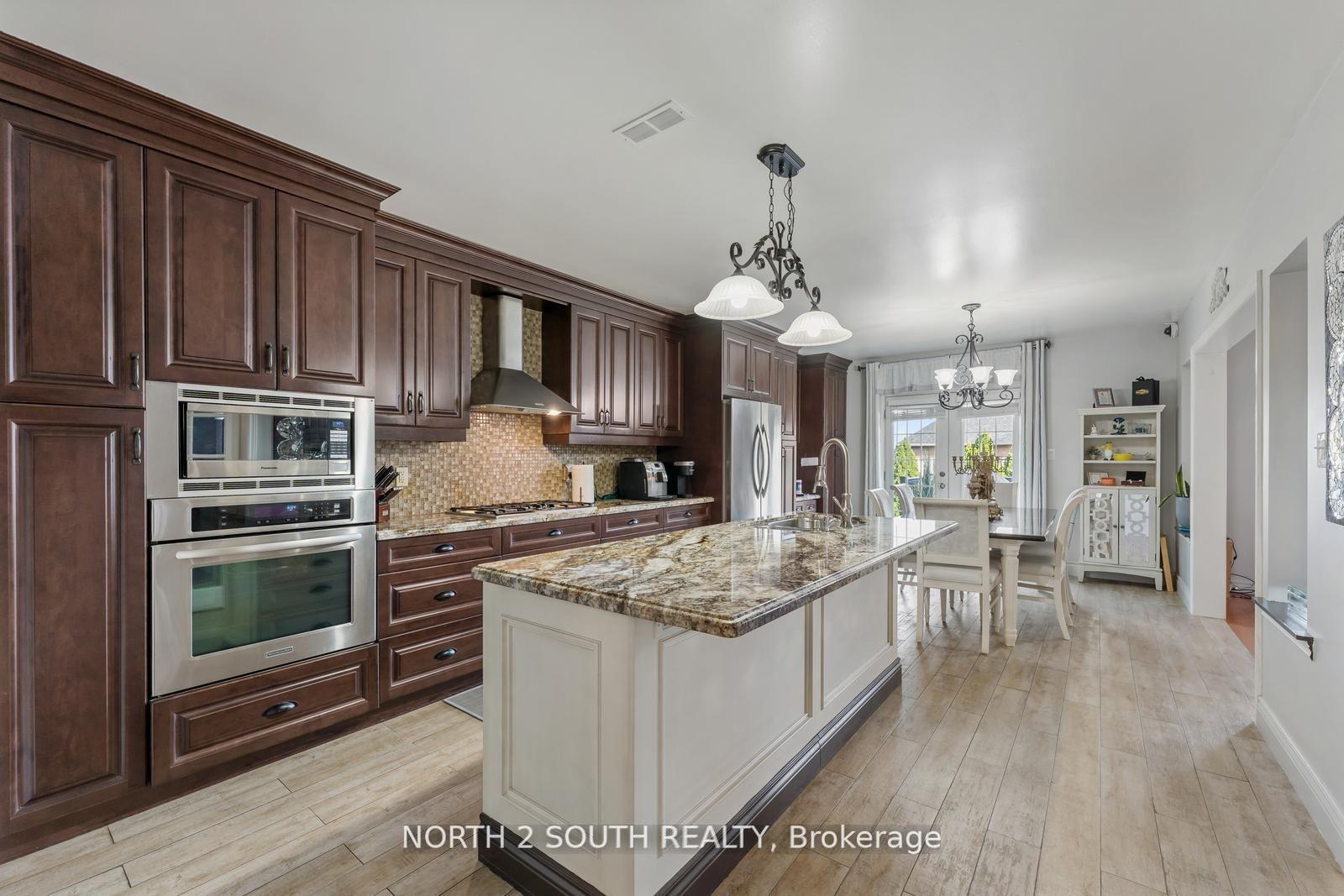 Photo 10 of 121 Royal Pine Avenue, Vaughan, Sonoma Heights — HOMEH